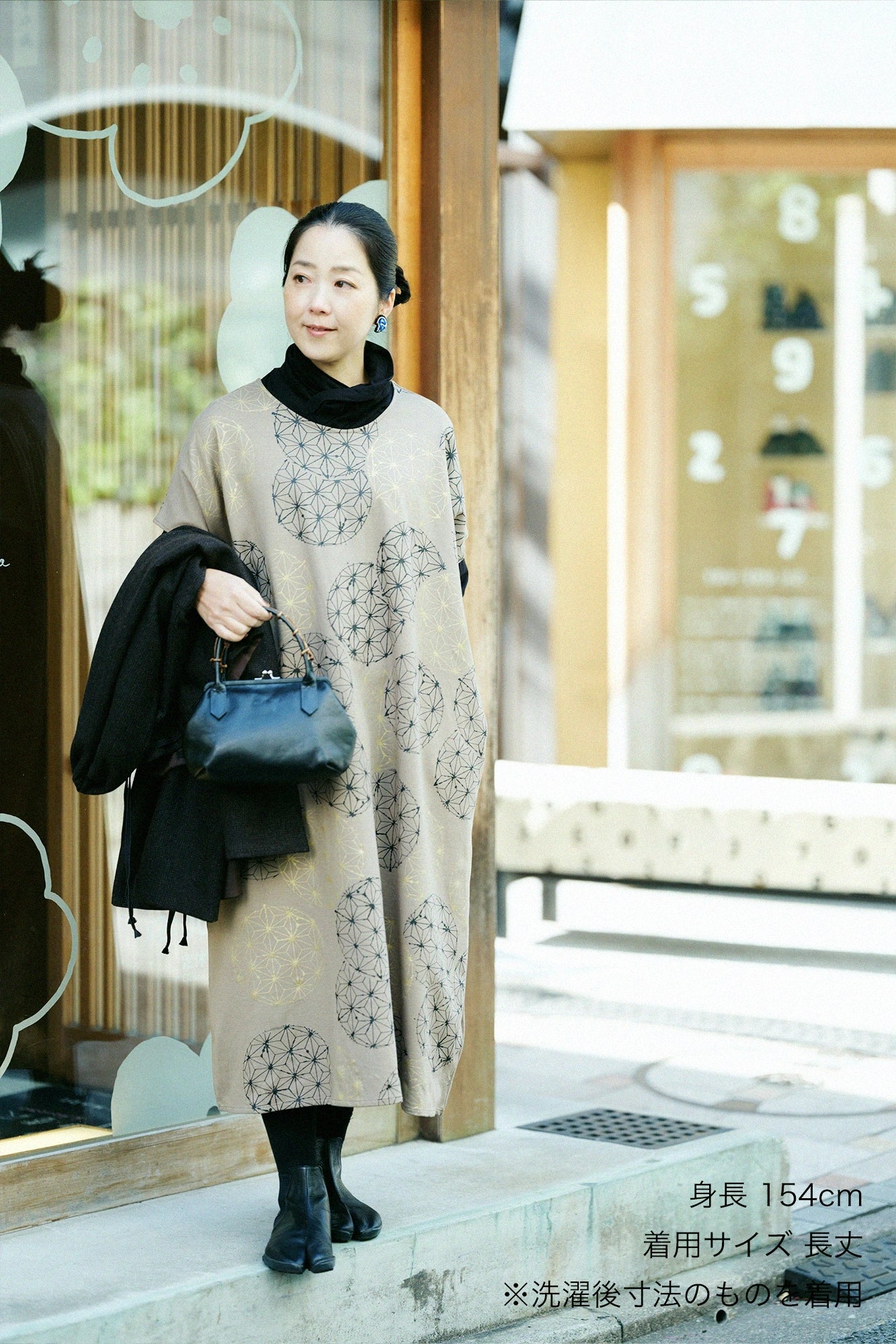 Interlock Knitting Rectangular Dress Shoulder Line／Hemp-leaf Pattern and Blank Beige