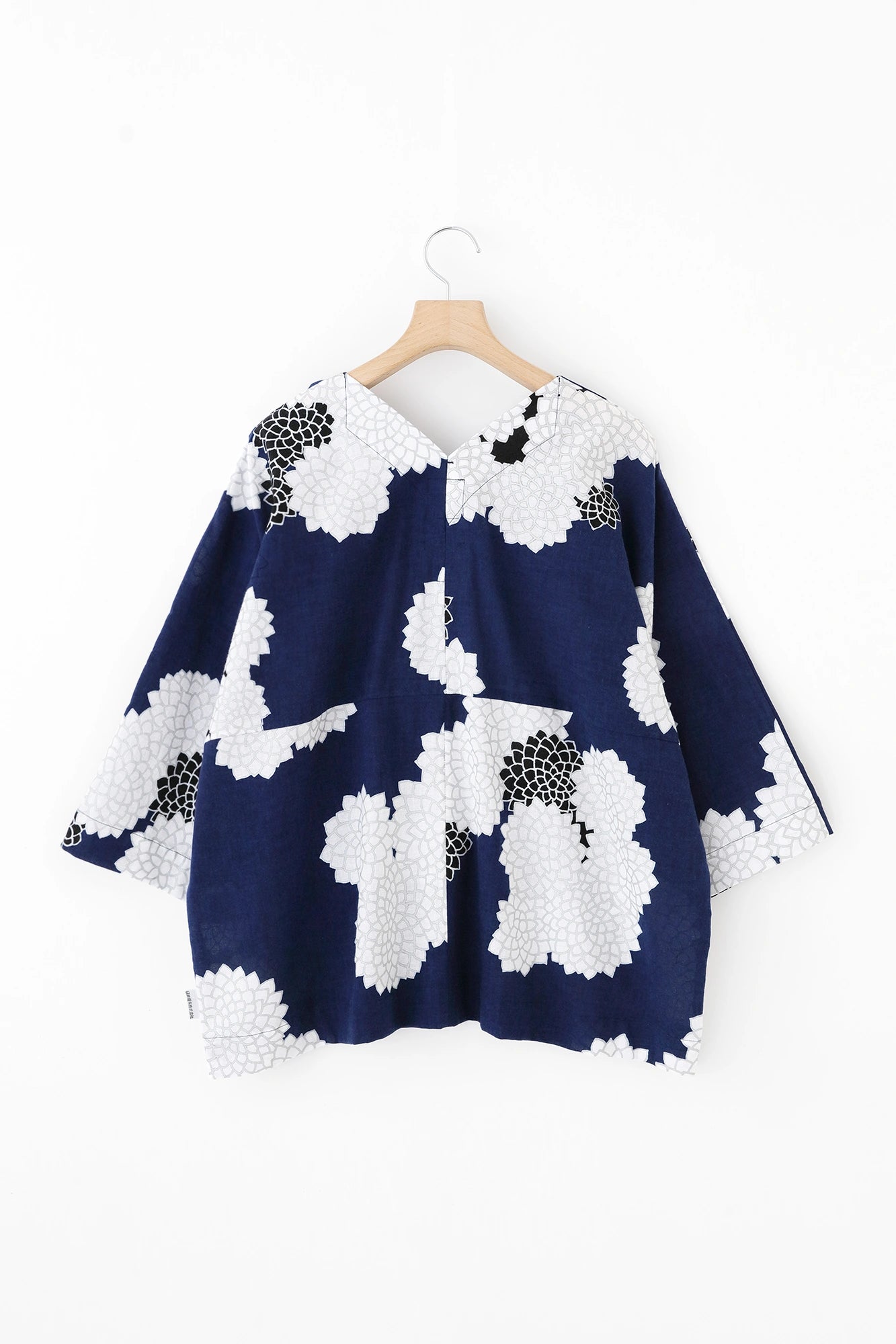 [Versand voraussichtlich um den 3. März] Iseki-Orimoto Bun (Stil) Ōkatabira (großer Kimono) Kurz (mijikatake) / Kumoma (zwischen den Wolken) mit Chrysantheme Ryōya (gute Nacht) 