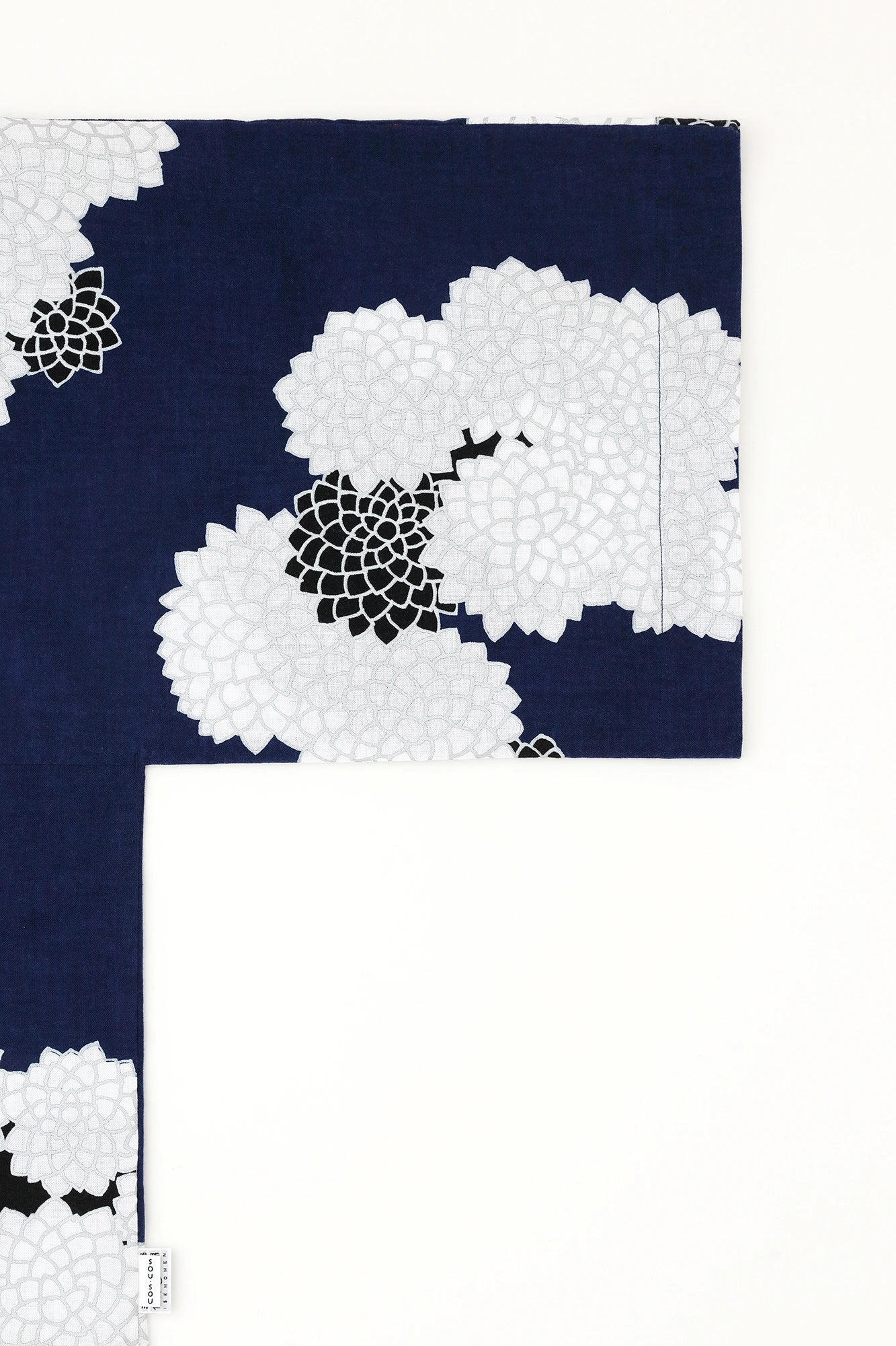 [Versand voraussichtlich um den 3. März] Iseki-Orimoto Bun (Stil) Ōkatabira (großer Kimono) Kurz (mijikatake) / Kumoma (zwischen den Wolken) mit Chrysantheme Ryōya (gute Nacht) 