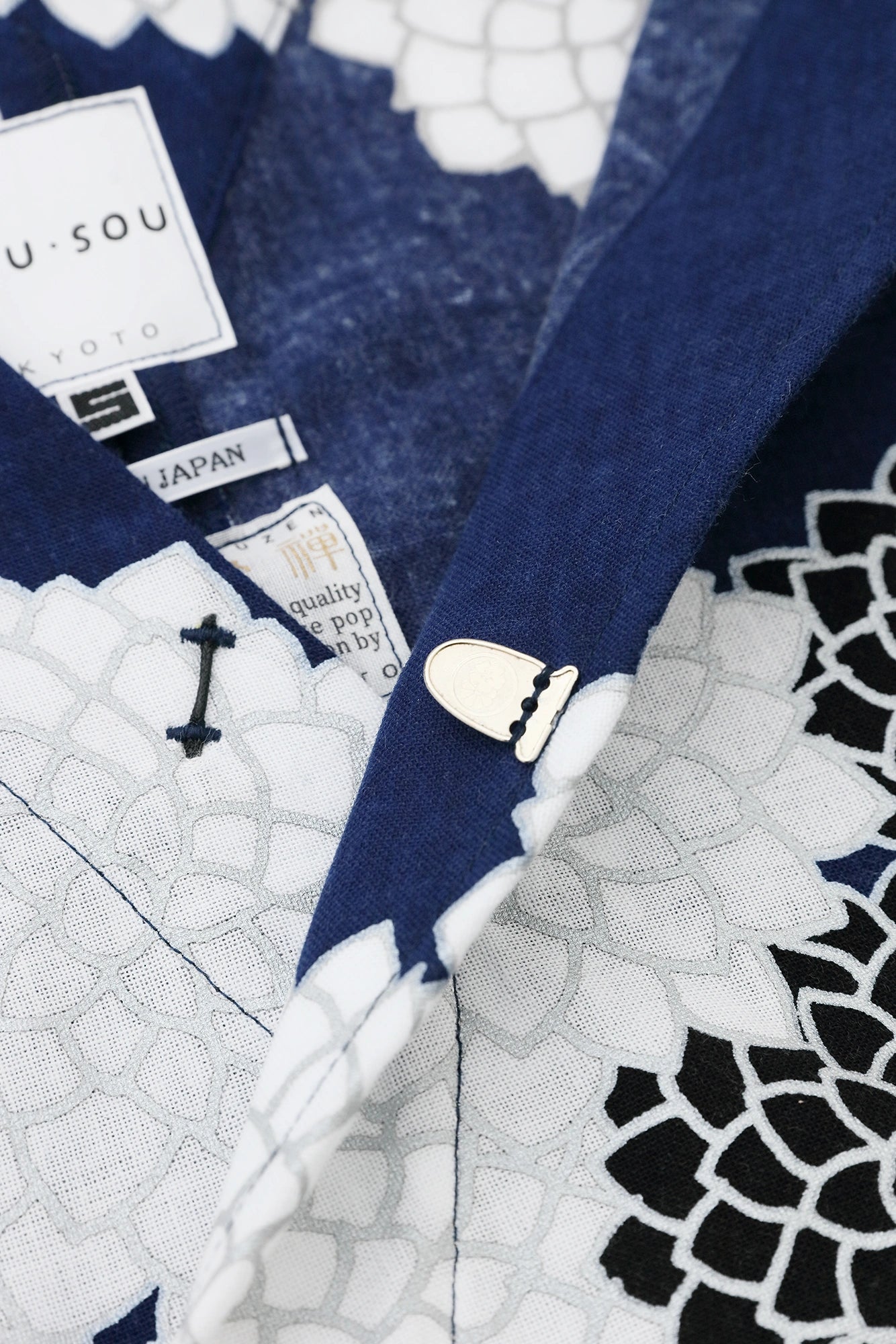 [Versand voraussichtlich um den 3. März] Iseki-Orimoto Bun (Stil) Ōkatabira (großer Kimono) Kurz (mijikatake) / Kumoma (zwischen den Wolken) mit Chrysantheme Ryōya (gute Nacht) 