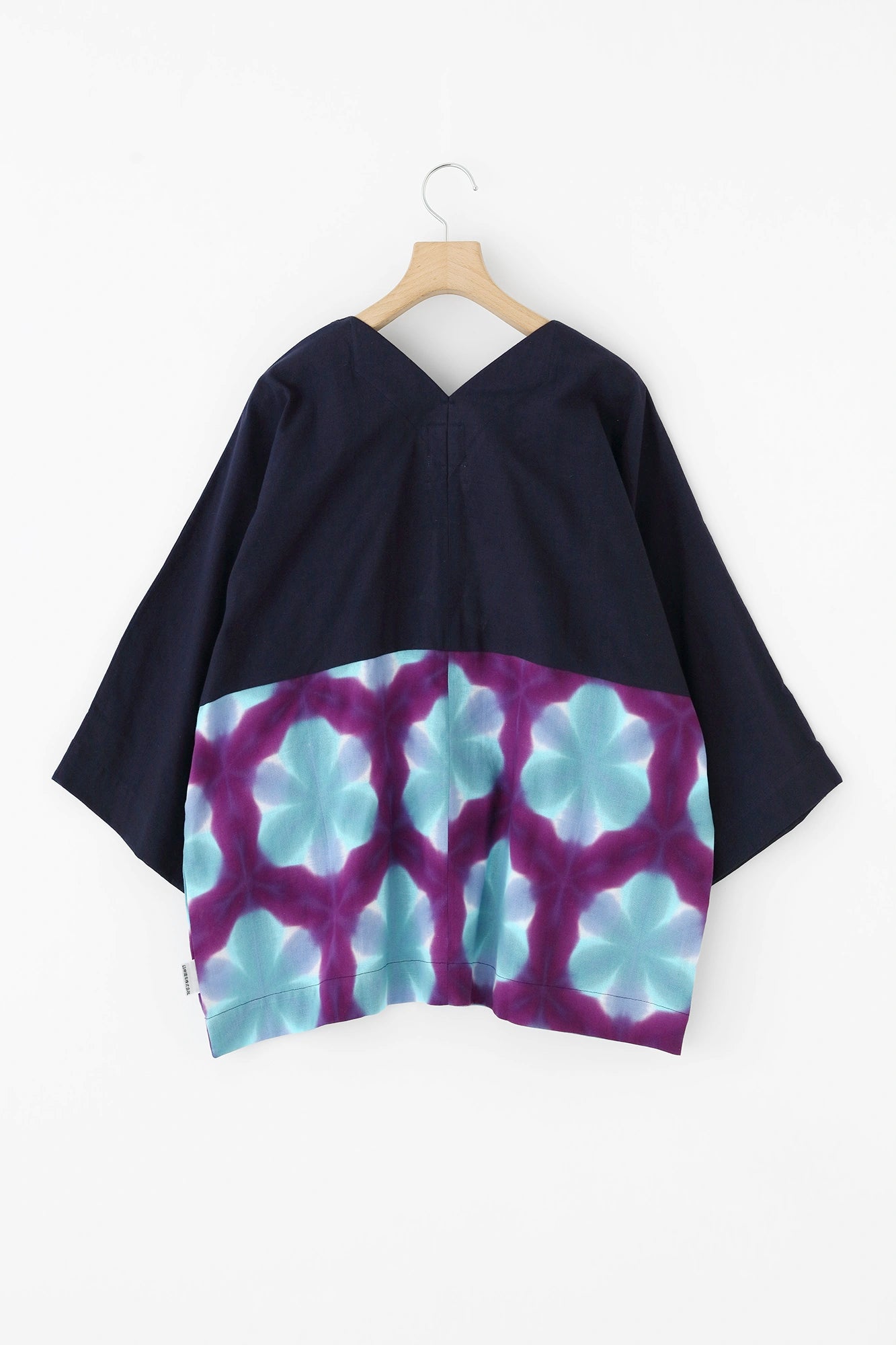[Versand voraussichtlich um den 21. April] Mari-Baumwolle, Arimatsu Narumi Shibori, Ise-Baumwolle, Okatatabira, Kurzlänge (Mijikatake)/Dunkelblau (Ukon) x Schneeblume (Sekka), Blüte (Kaika), Violett (Sumire)