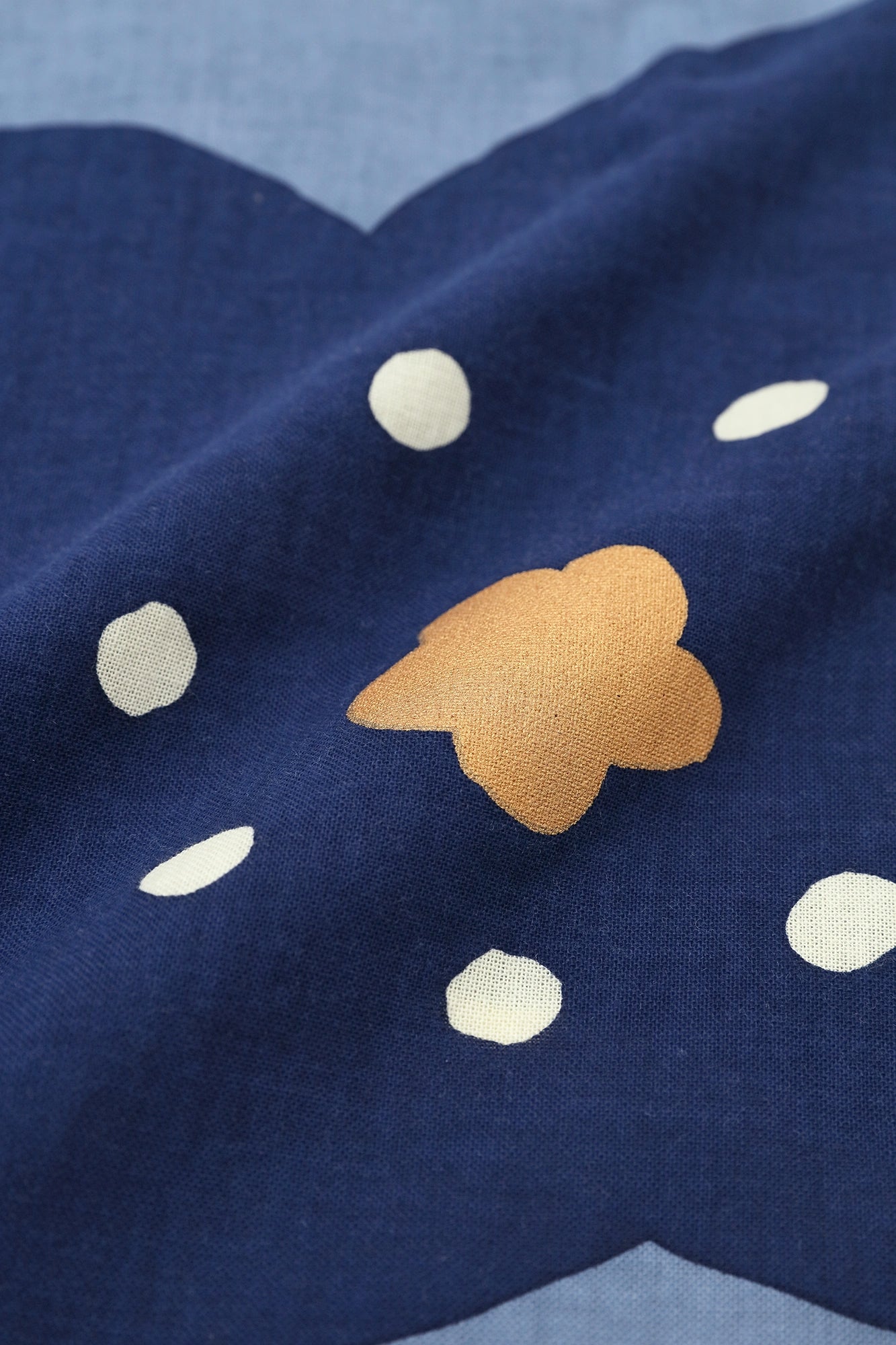 【Versand voraussichtlich ab 3. März】Iseki-Orimoto Bun (Muster) Große Furoshiki (Ōkatabira)/Hohoemi 