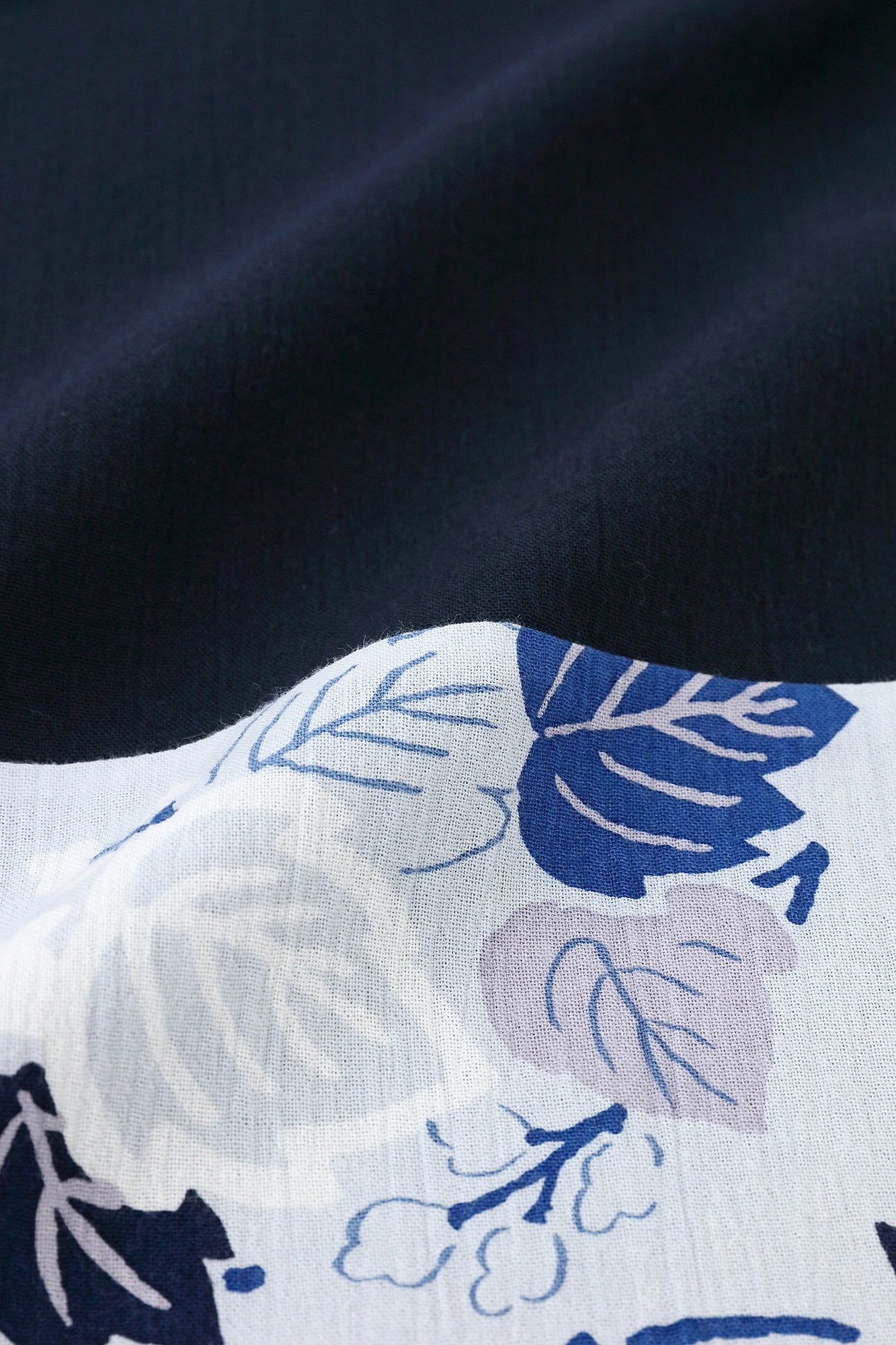 [Versand voraussichtlich um den 23. Juni] Takashima Chijimi 20/20 Rechteckiges Kleidungsstück (kumi), Saummuster (susomonyo) / dunkelblau (tomekon) x Faltfächer, weißer Tau (hakuro)