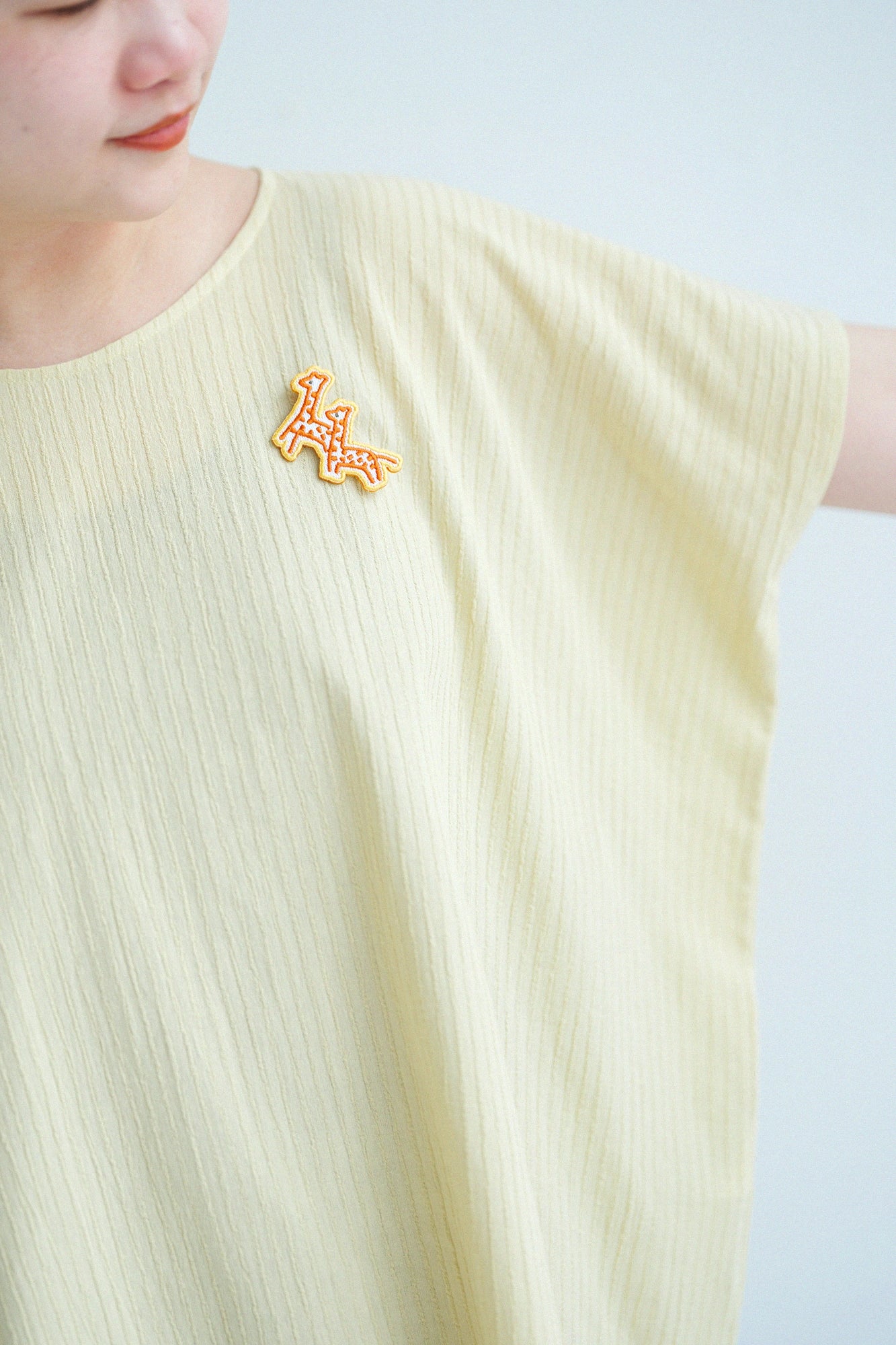 Kojima Shuku 40/20 plumes d’oie blanches « akiha » motif quadrangulaire / jaune pâle « tankō » 