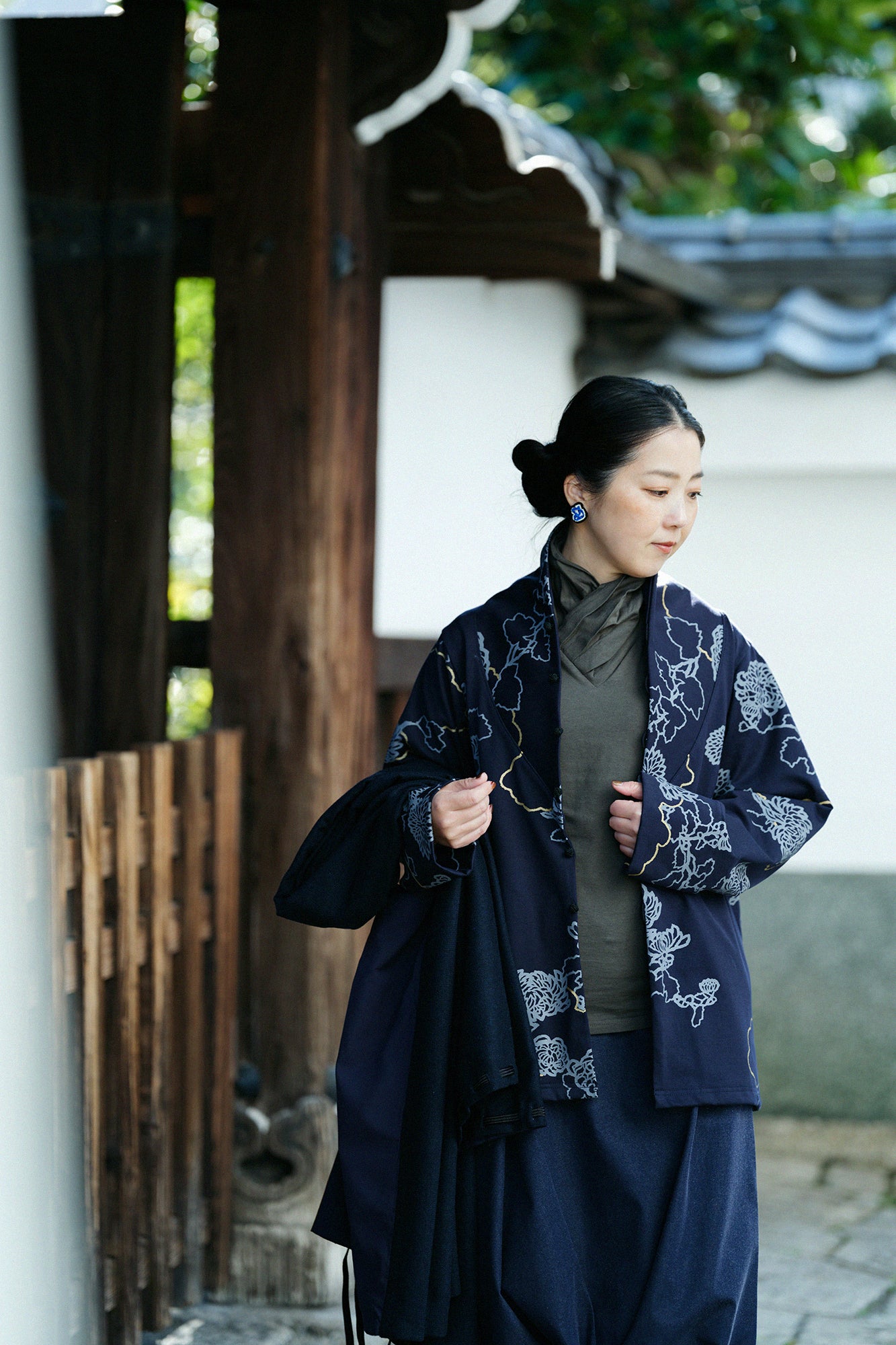 60雙平紋針織布 伯爵太夫／雲取菊和余白 藍黑色
