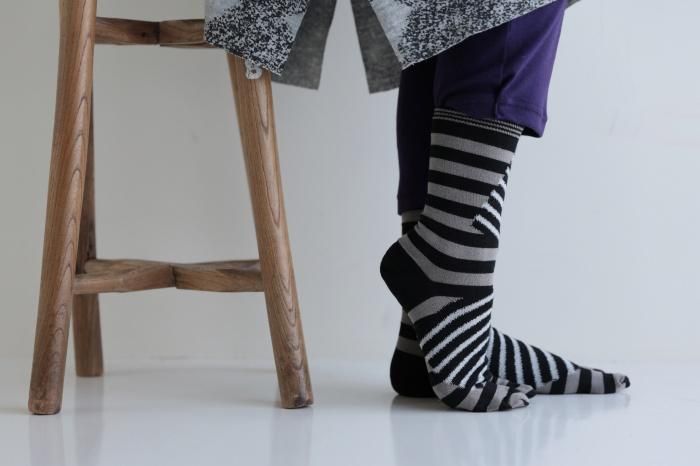 在塔布袜（正常长度） /岛湿羽毛颜色（螺母字母颜色）x浅墨色（男性和女人的略带））