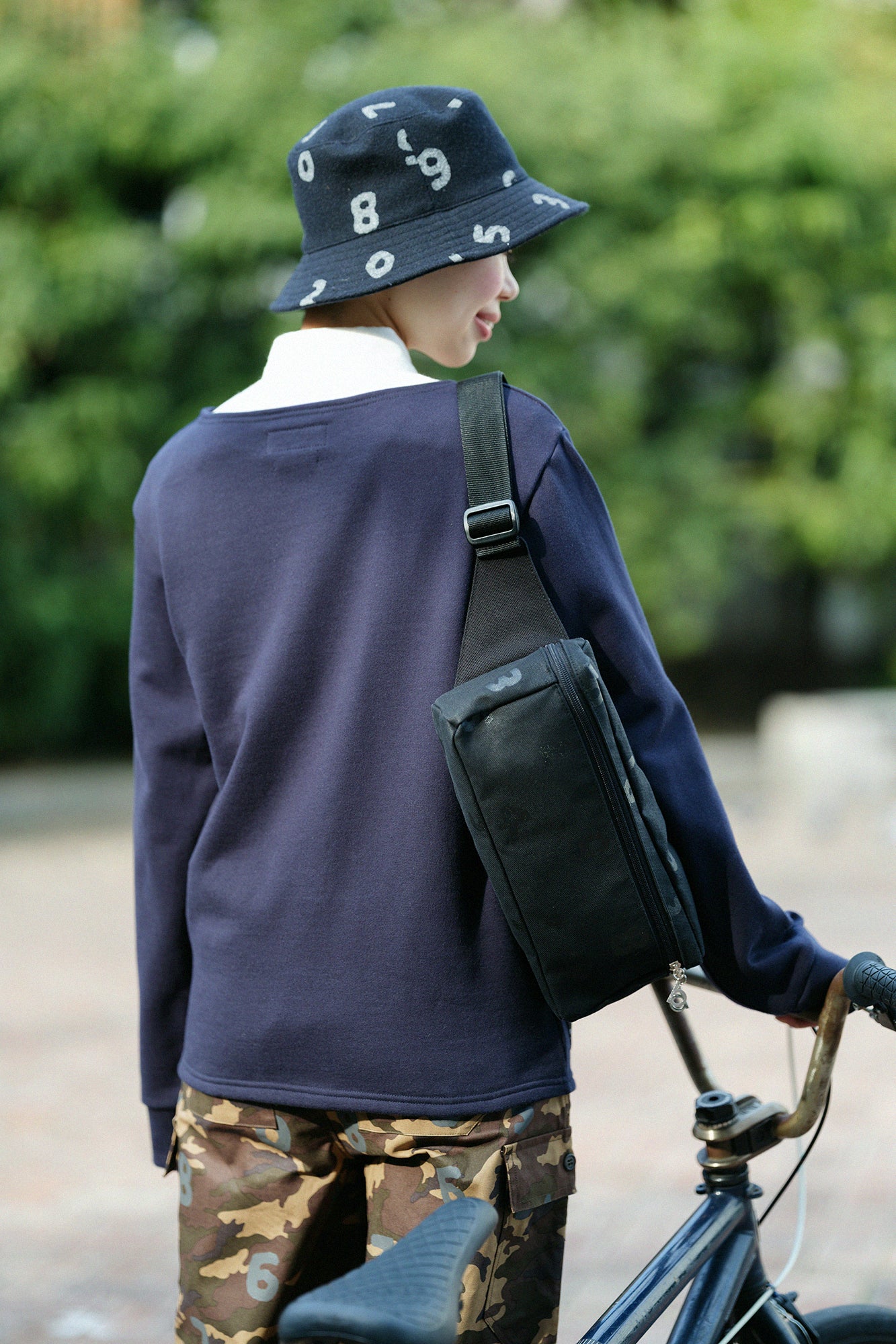 內抓毛 船領運動衫／深藍色×SO-SU-U十數 昆