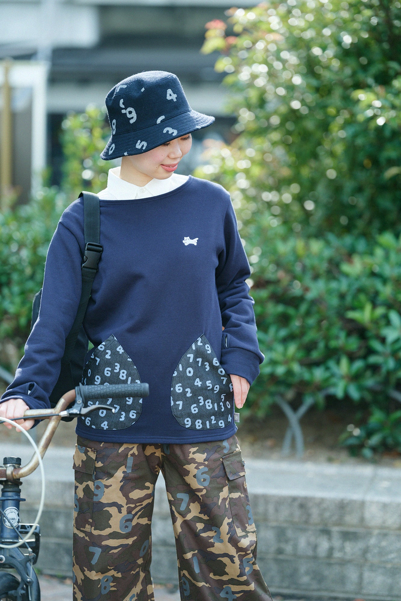 內抓毛 船領運動衫／深藍色×SO-SU-U十數 昆