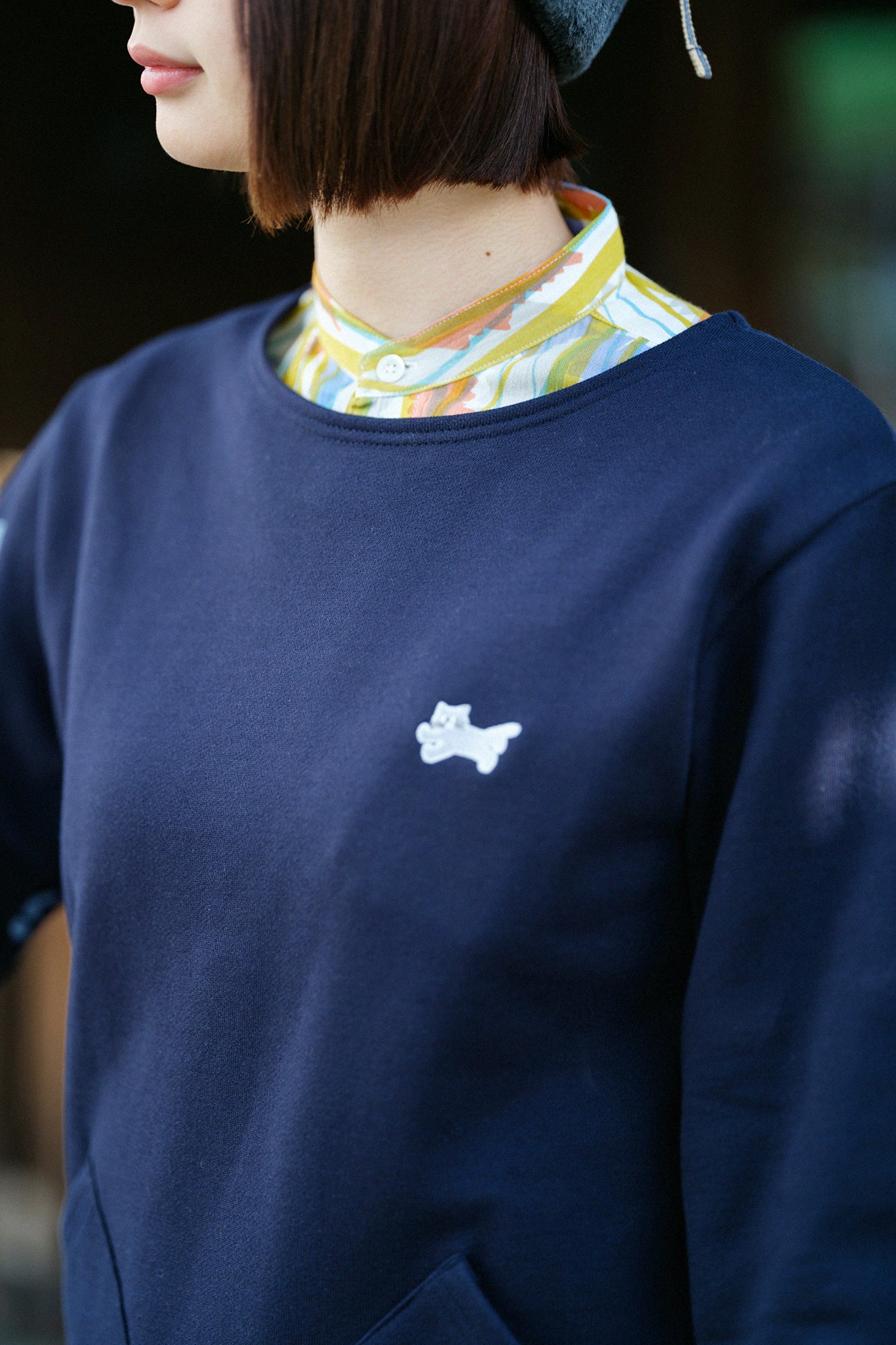 內抓毛 船領運動衫／深藍色×貓賽跑