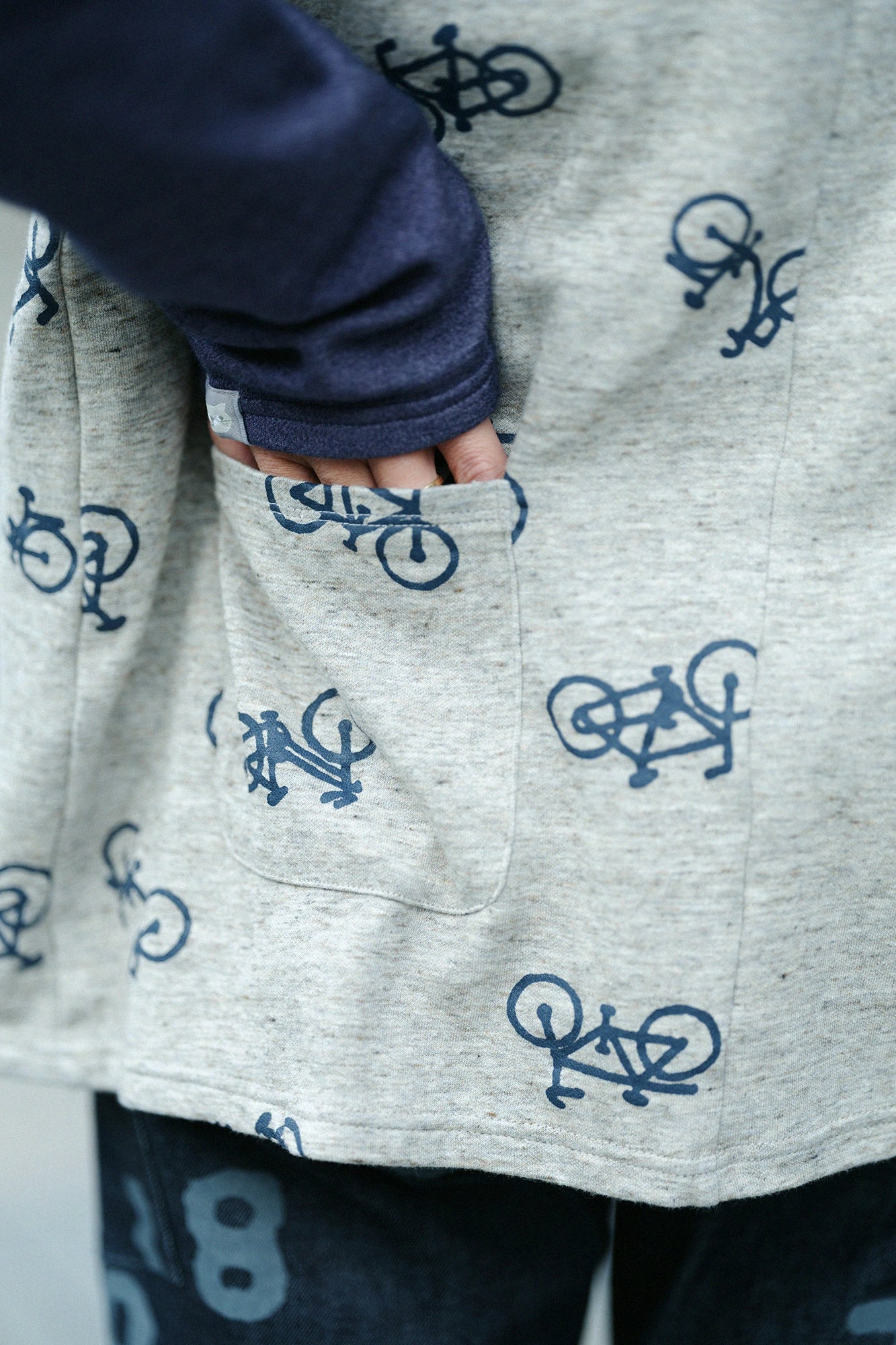 純棉雙面針織 模切長袖T-shirt／單車圖案處處 混米白色