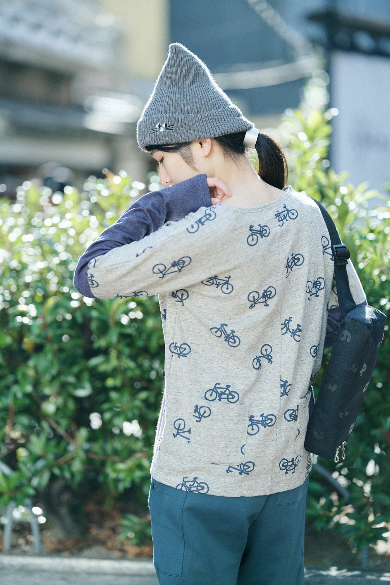 純棉雙面針織 模切長袖T-shirt／單車圖案處處 混米白色