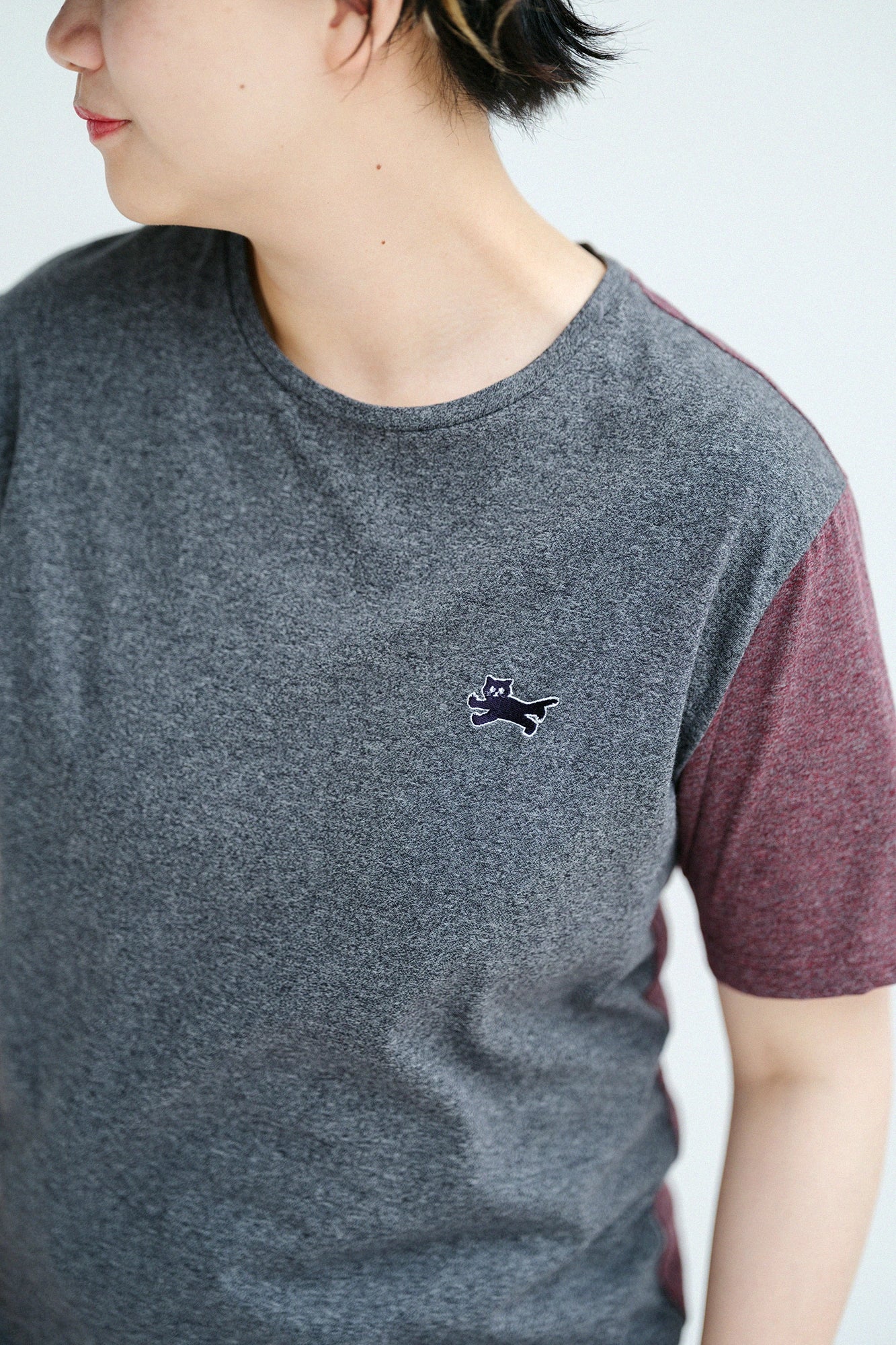 伊茲米爾棉 雙色 短袖T-shirt／炭灰色×暗紅色