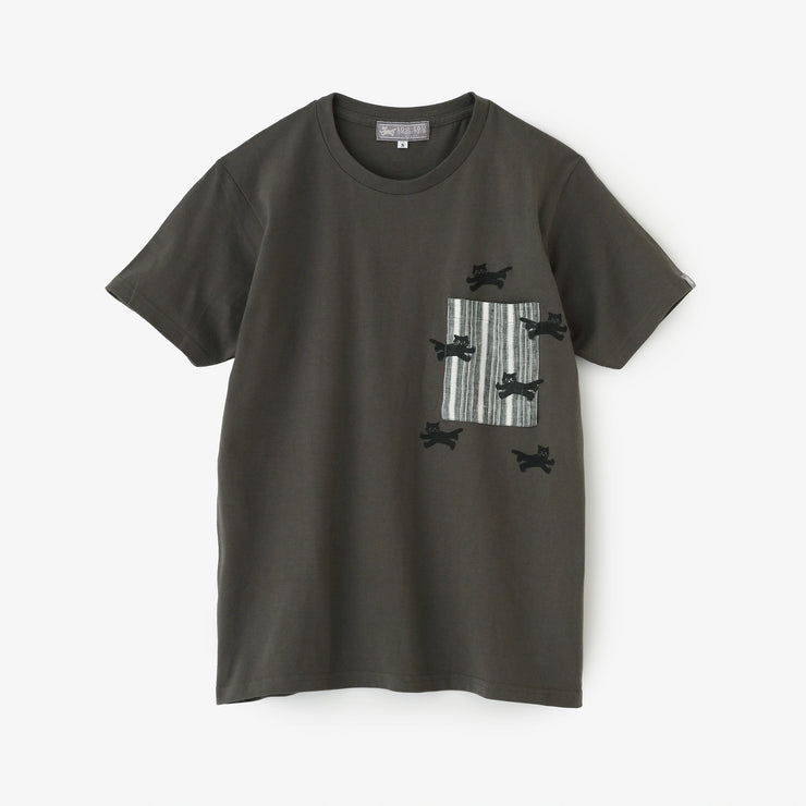 【6月30日頃発送予定】半袖 ポケットTシャツ[5.0]／チャコール×ねこ かけっこ