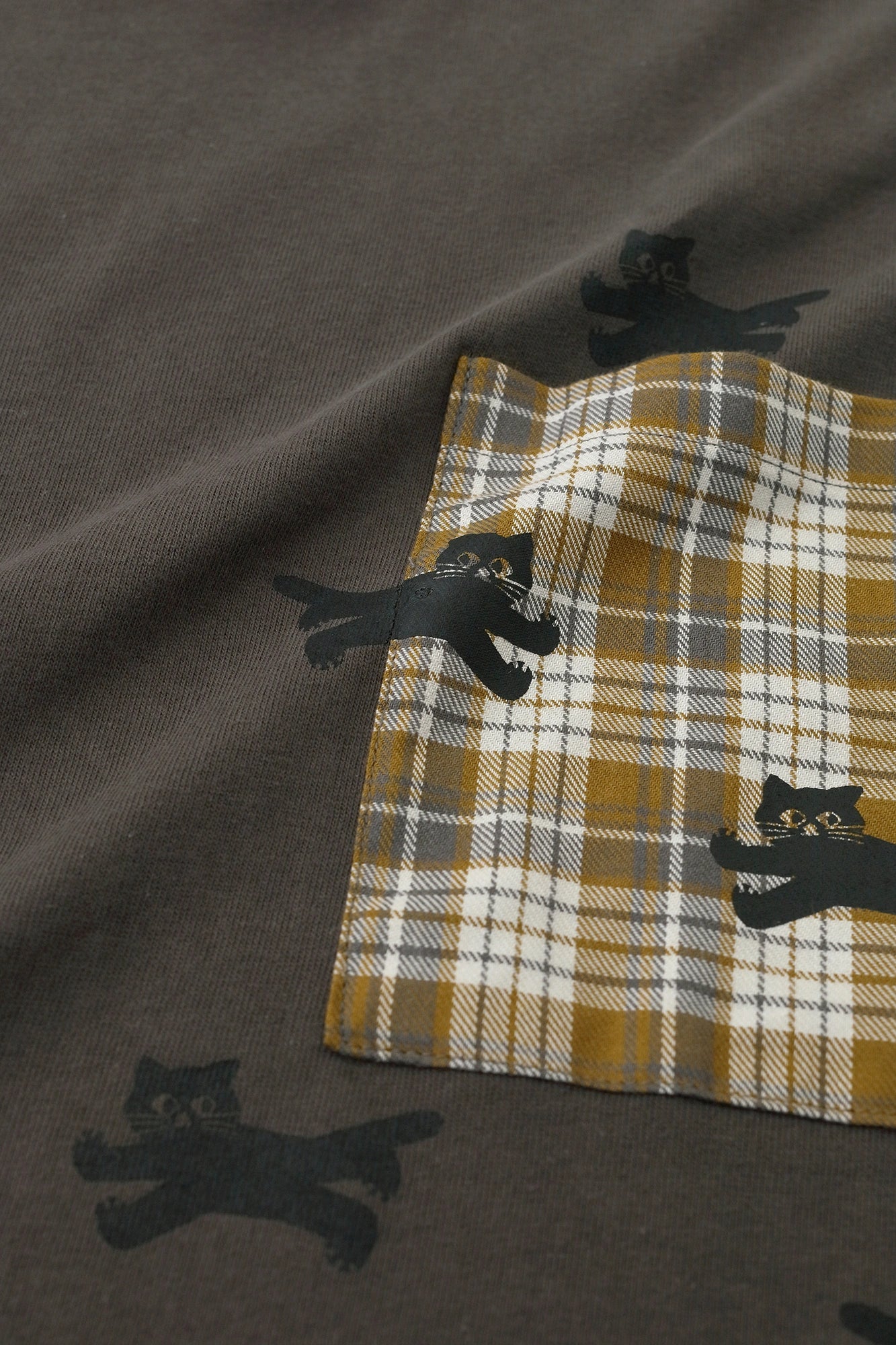 【9月29日頃発送予定】長袖 ポケットTシャツ[5.6]／チャコール×ねこ かけっこ