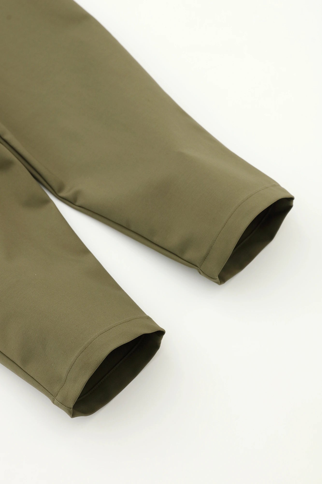 [Versand voraussichtlich um den 17. März] Leicht zulaufende Hose mit doppeltem Cross-Stretch/Olivgrün
