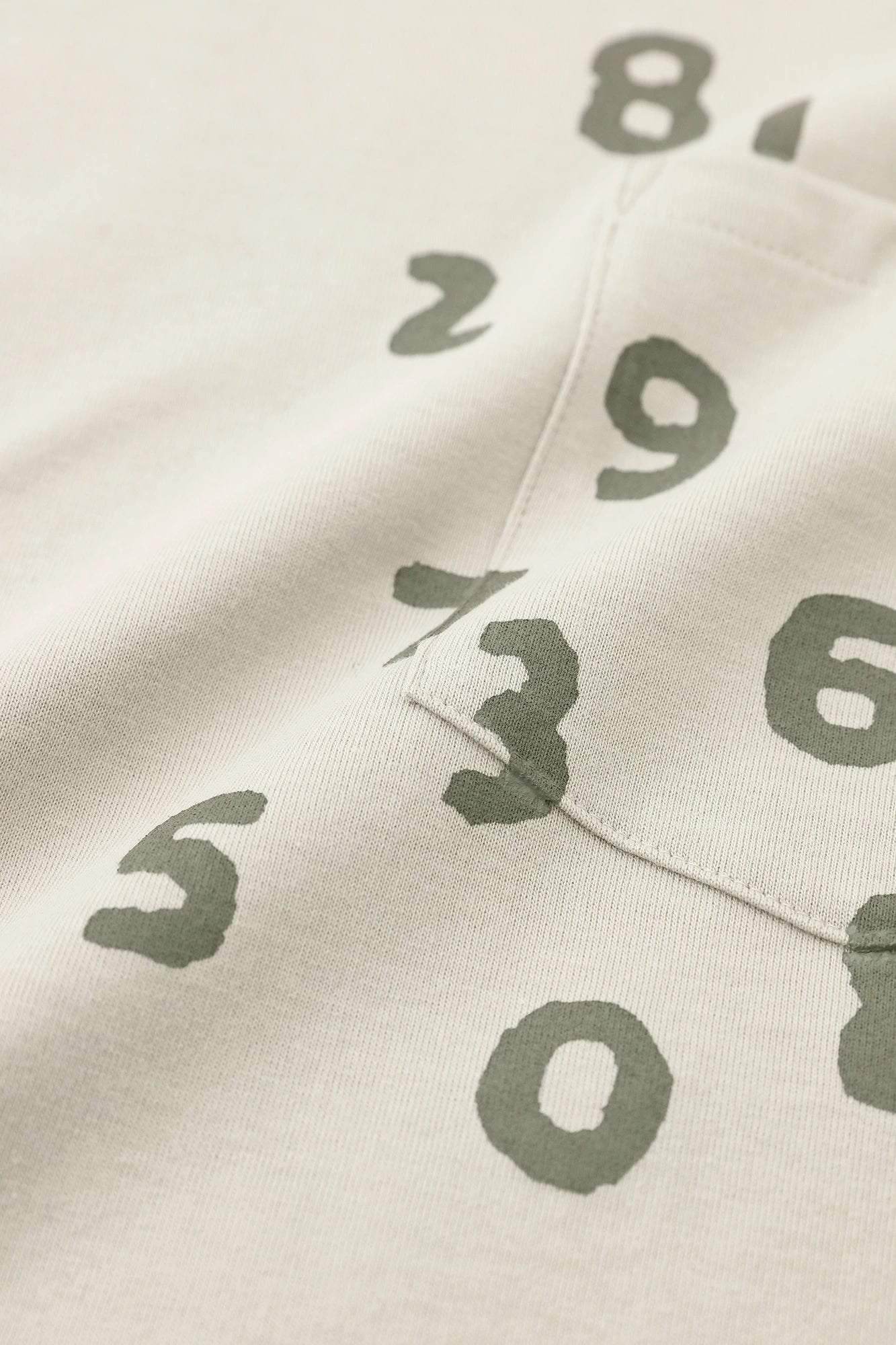 [Versand voraussichtlich um den 17. März herum] Plattiertes Jersey-T-Shirt mit langen Ärmeln und Taschen/Sandbeige
