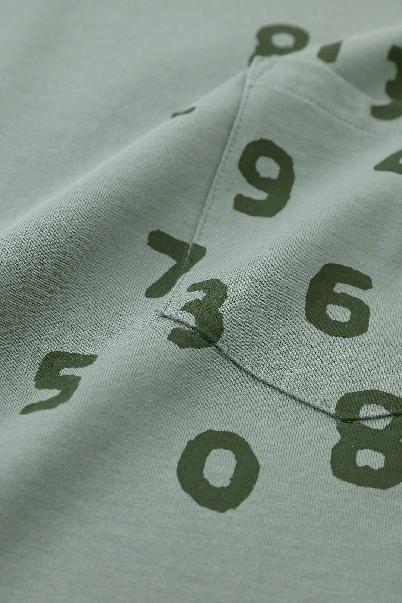 [Versand voraussichtlich um den 17. März] Plattiertes Jersey-T-Shirt mit langen Ärmeln und Taschen/Moosgrau