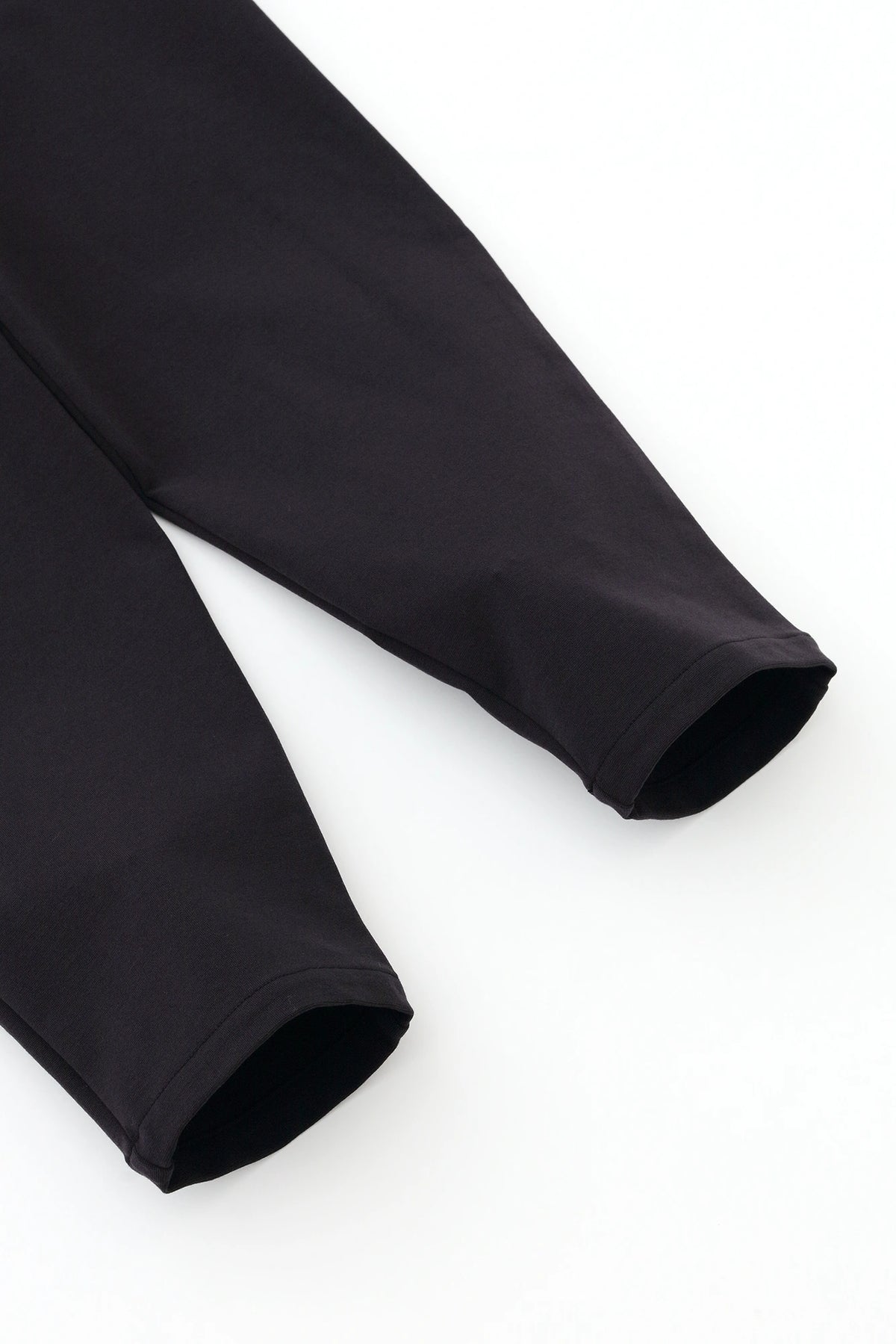 【คาดว่าจะจัดส่งประมาณวันที่ 6 ตุลาคม】กางเกงขายาว Easy Tapered แบบผ้าริบมิลาโนขนฟูนุ่มด้านใน / สีเนวี่เข้ม 