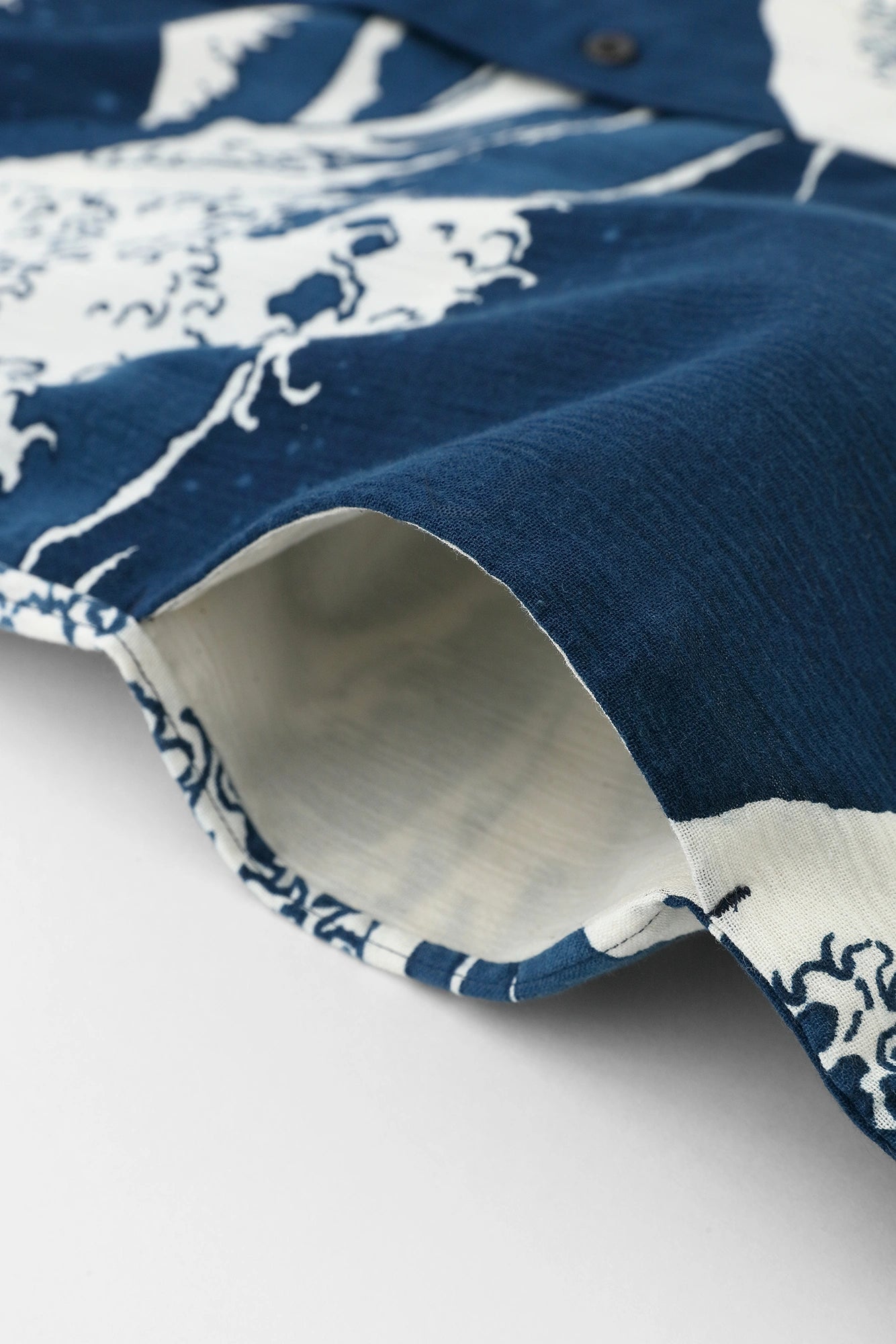 [Versand voraussichtlich um den 7. Juli] Takashima Chijimi 20/20 Indigodruck Kurzarmhemd mit Stehkragen SP 2.0/Hokusai (Hokusai) Die große Welle vor Kanagawa (Usushi)