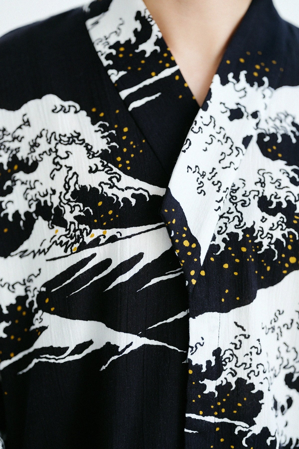 Shizu Takashima 20/20 Nachthemd mit Naginata-Ärmeln / Hokusai Die große Welle vor Kanagawa (Nubairo)