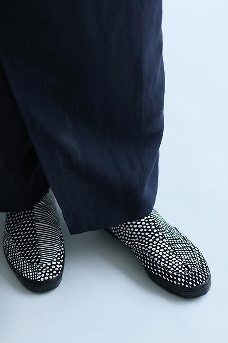 苔藓上的圆形地下室塔布/太空大小的黑色墨水（Magasane，sumiguro）