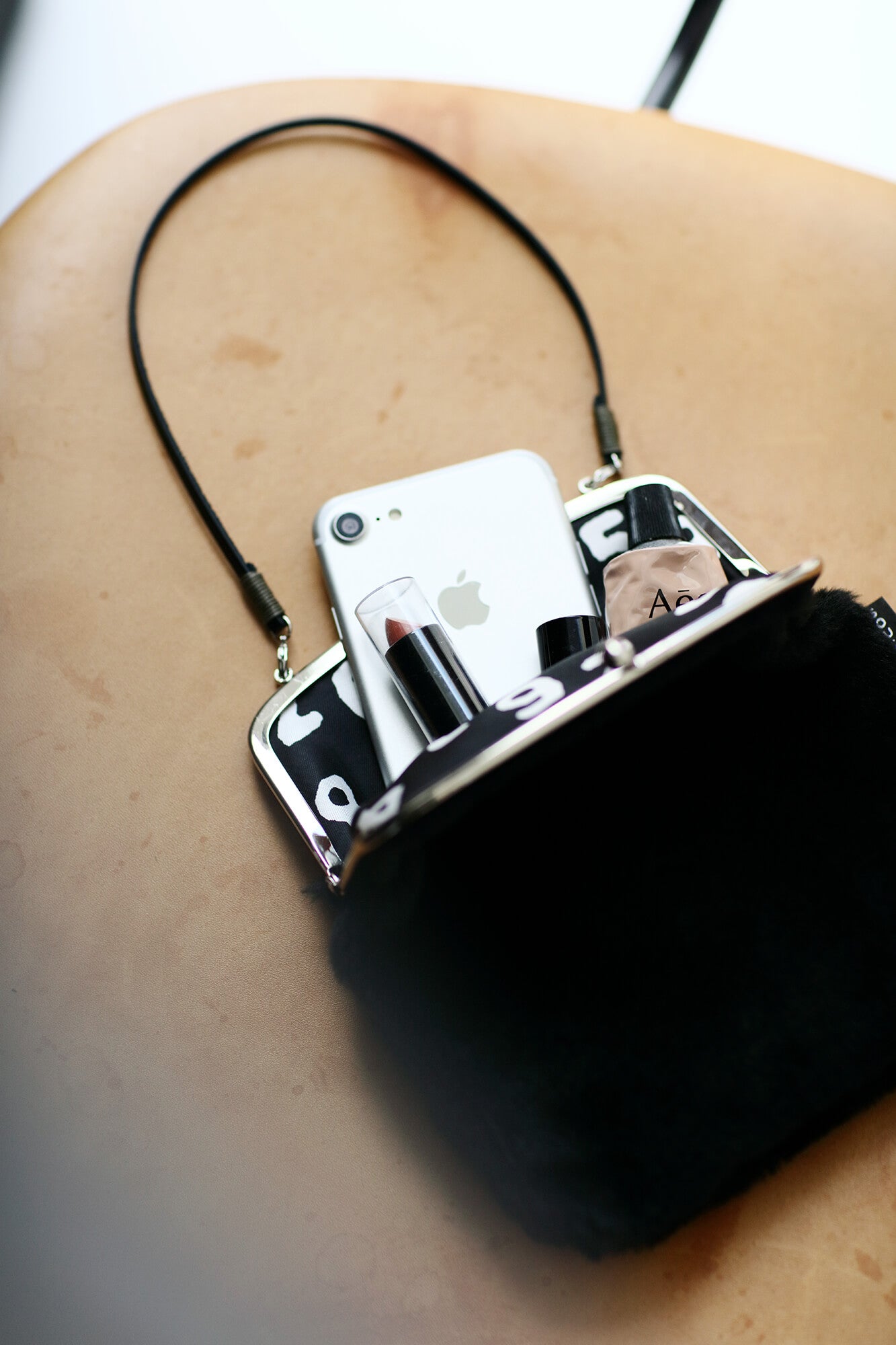 フェイクファー がま口 大／濡羽色（ぬればいろ）