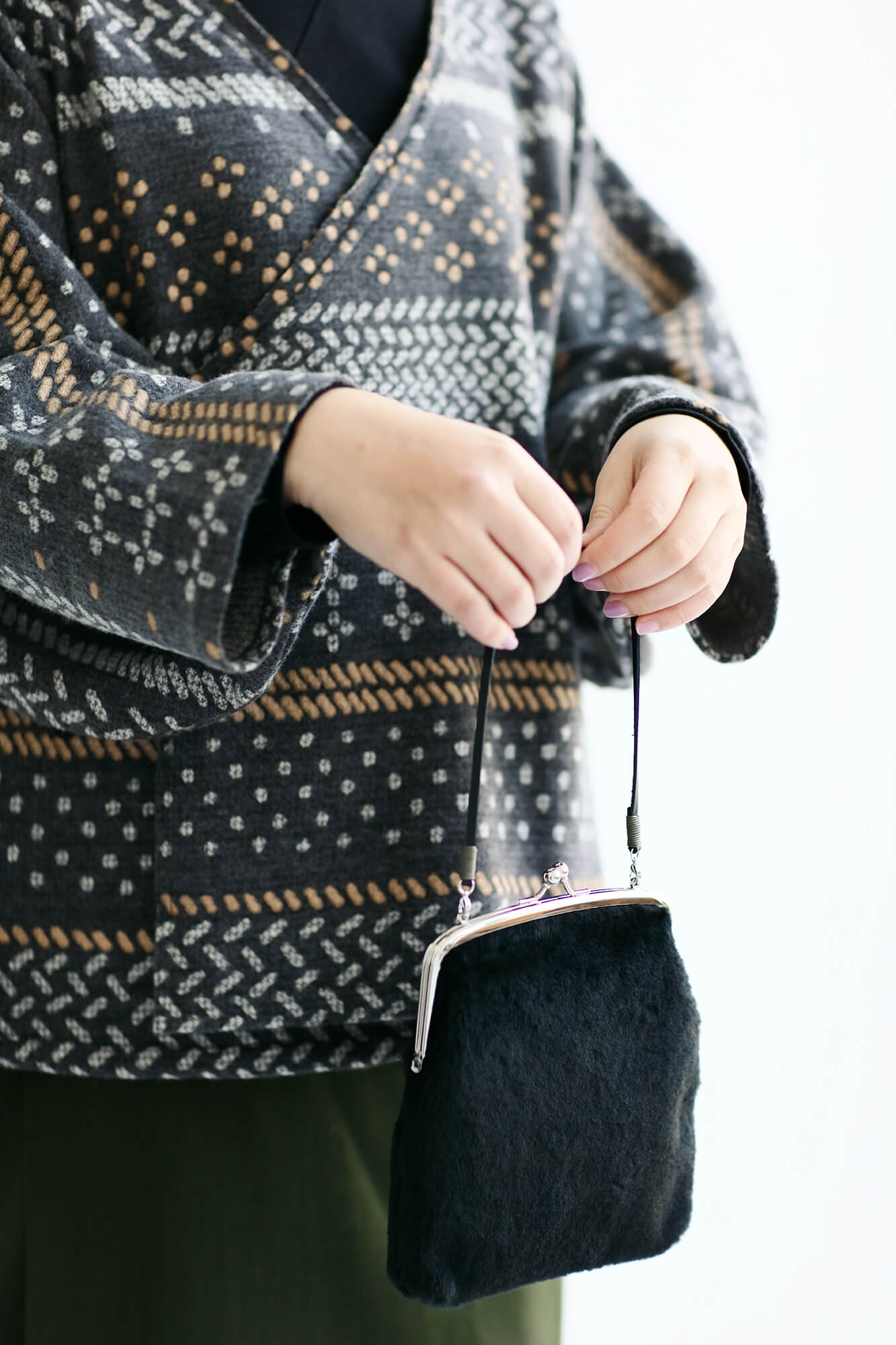 フェイクファー がま口 大／濡羽色（ぬればいろ）