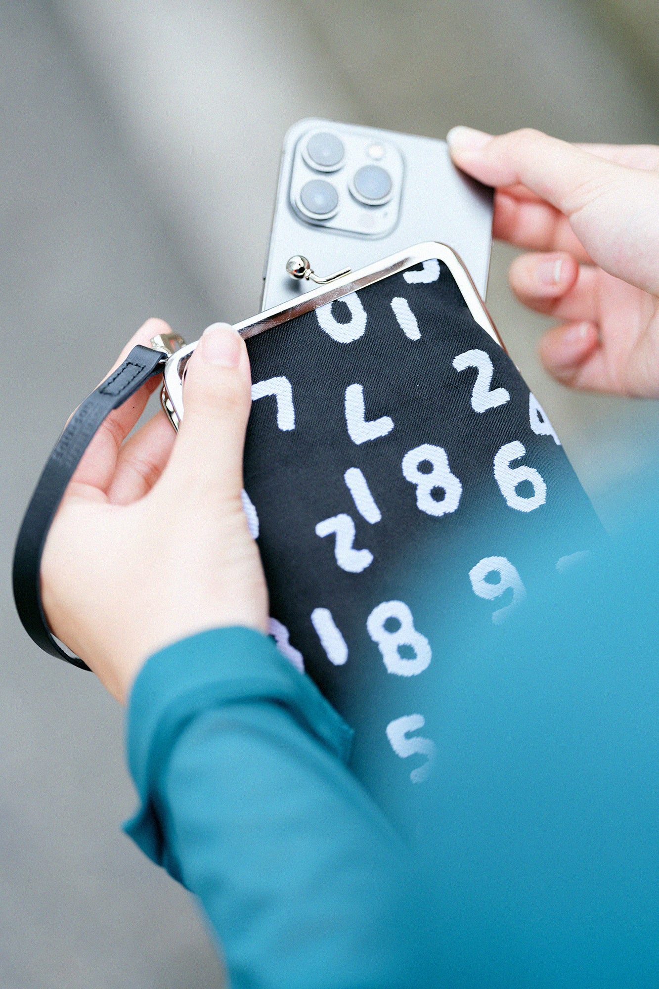 錦織（にしきおり） がま口 縦長／SO-SU-U昆（こん） 上下（しょうか） 濡羽色（ぬればいろ）