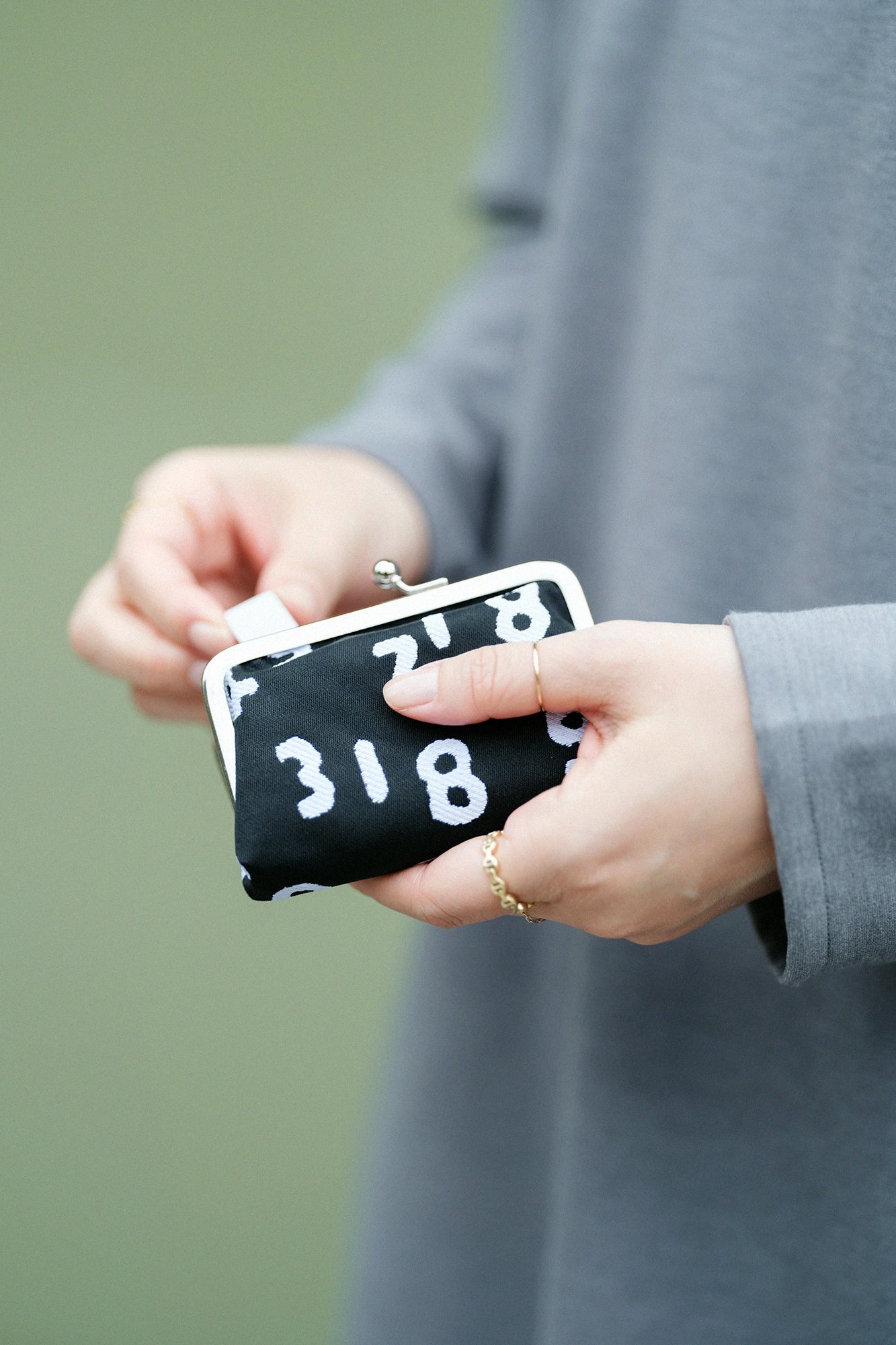 錦織口金包 中／SO-SU-U十數 昆 上下 黑色