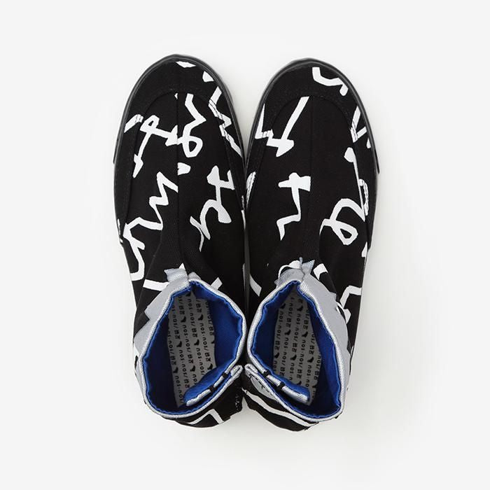 Jikatabi mit runder Spitze / Text von Fumi Nubairo