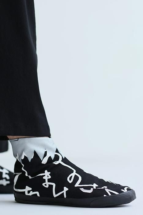 Jikatabi mit runder Spitze / Text von Fumi Nubairo