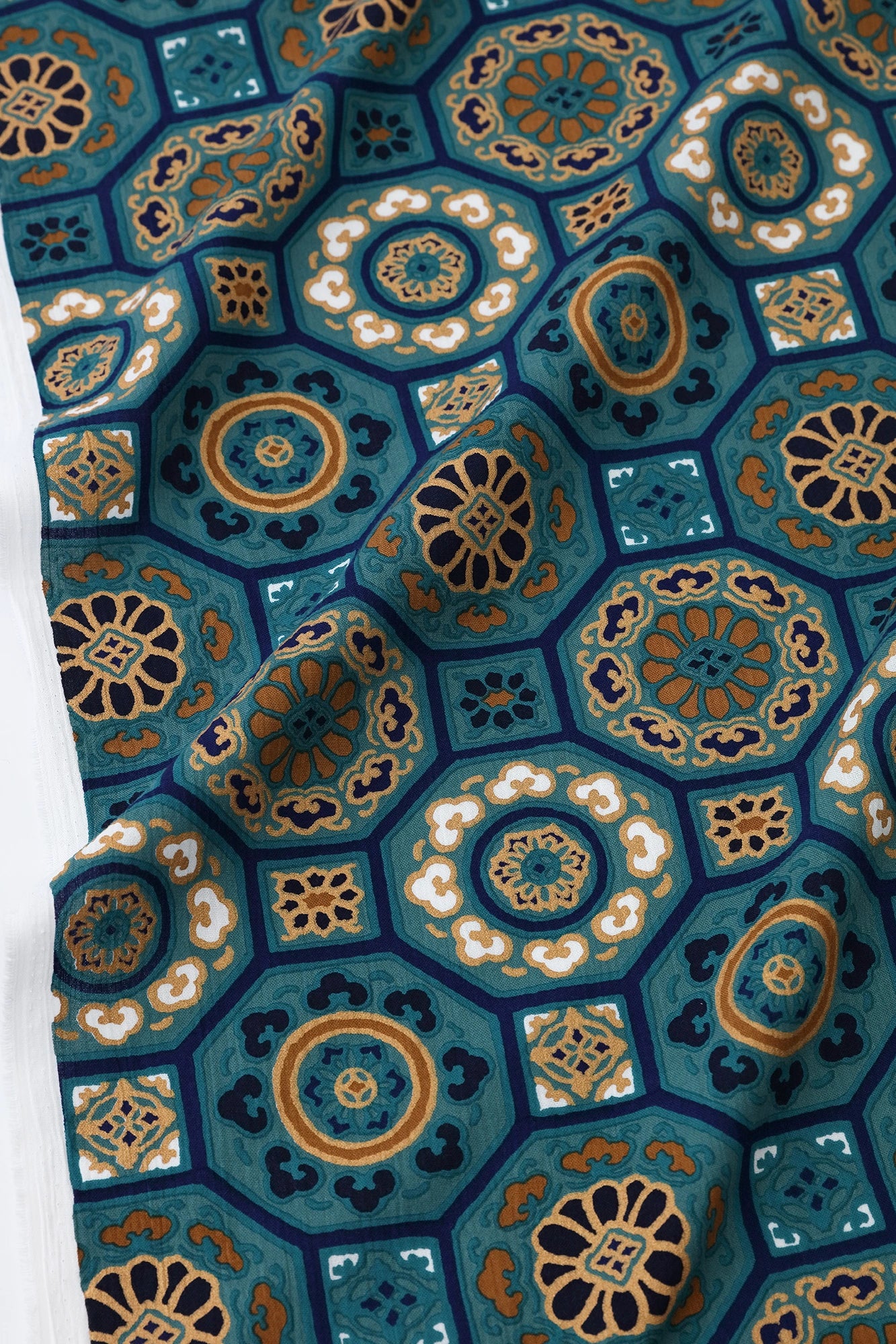 Textil nach Gewicht verkauft (Takashima Chijimi Sakao Orimono) / mit Chrysanthemen gefülltes Kayu <50 cm>