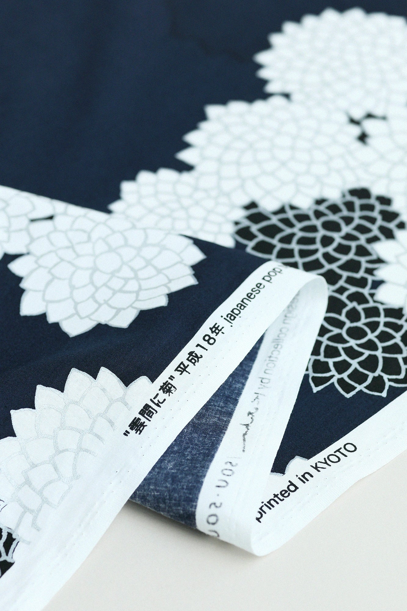 Textil nach Gewicht verkauft (21. Leinwandbindung)/Chrysantheme zwischen Wolken <50 cm>