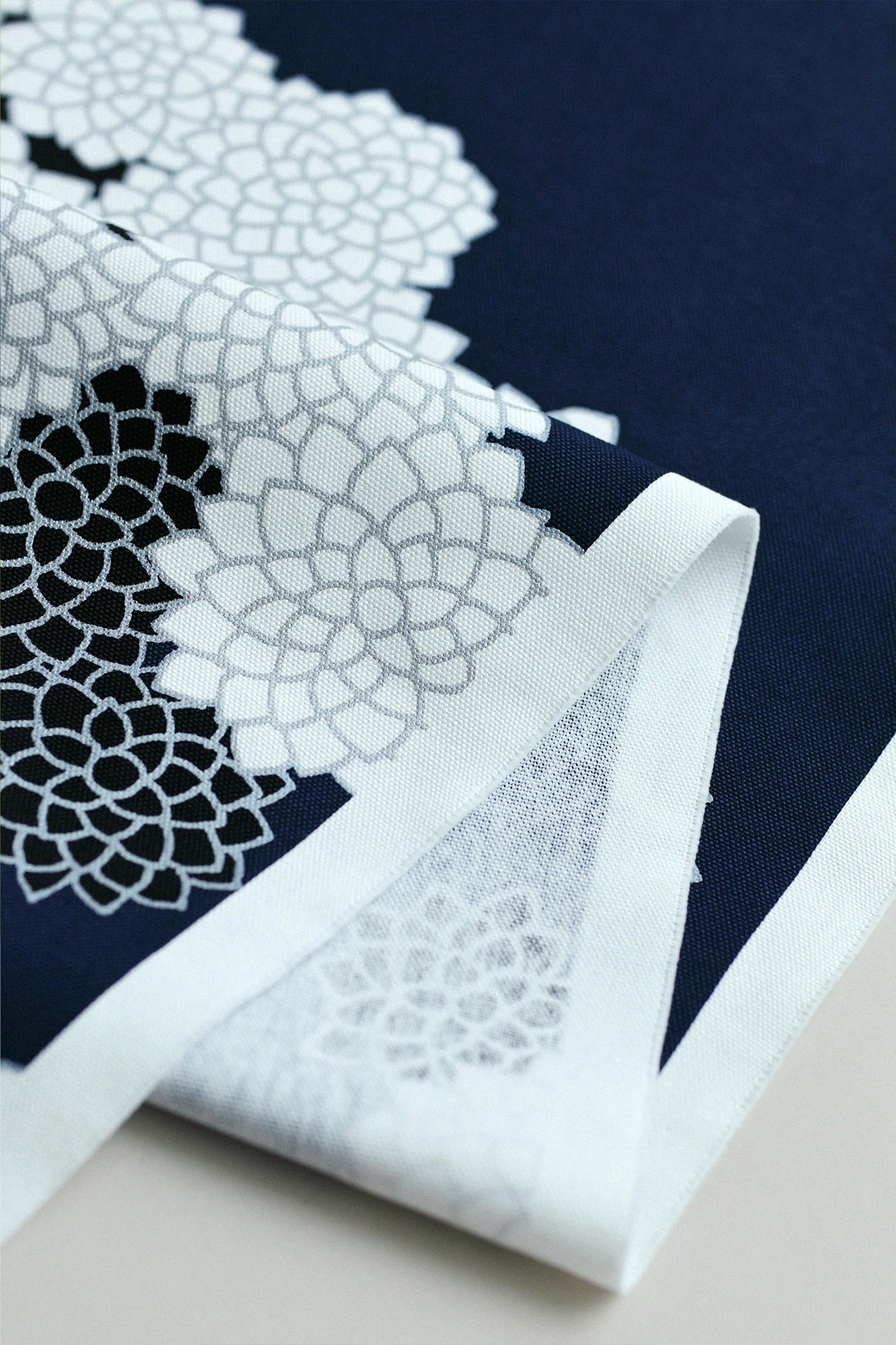 Textil nach Gewicht verkauft (Leinwand Nr. 8)/Chrysantheme zwischen Wolken <50 cm>