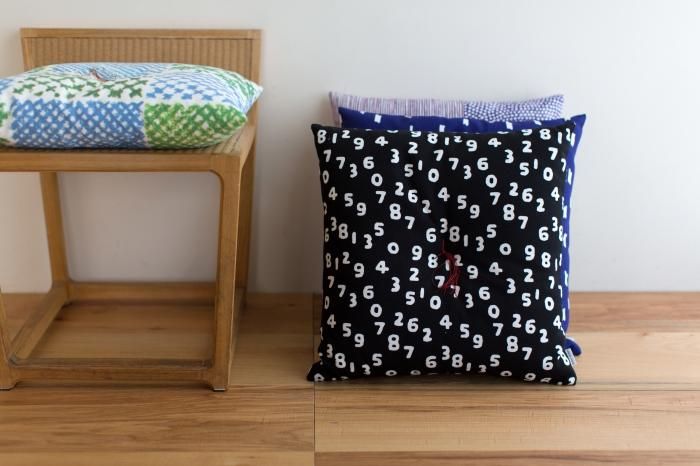 Sou ・ Sou Kyoto Cushion (N ° 8 Canvas) / So-Su-U Kon (Kon) Funa Color x Tsukumo [※ La livraison prendra environ 3 semaines]