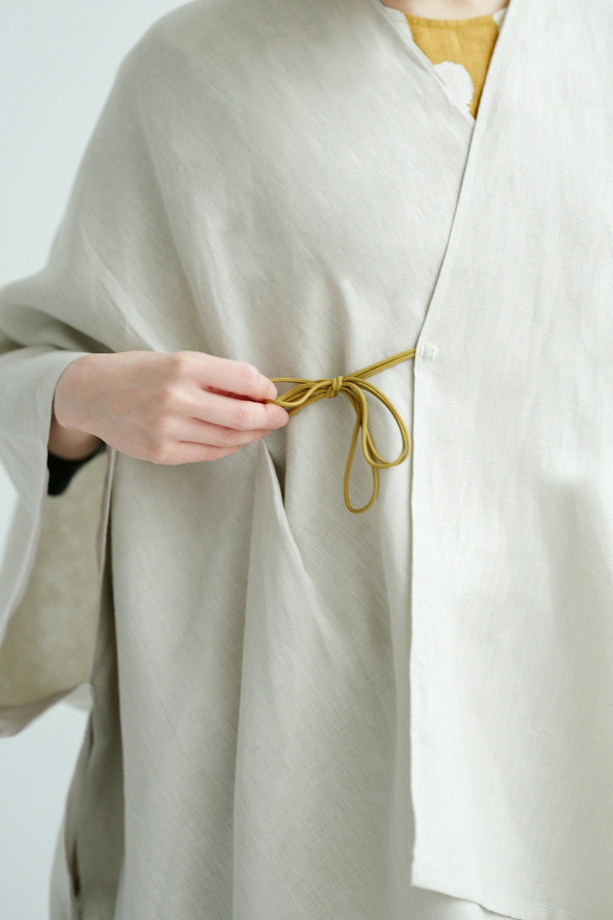 【Scheduled to ship around Mar 3】Linen Kisaragi Poncho／Greyish White