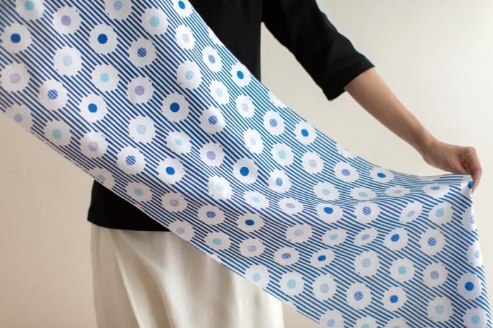 텍스타일 원단 （이세모멘: Tokuoka) / 흰색 국화, 반짝이는 색 (Shiragiku Hanadairo) <50cm>