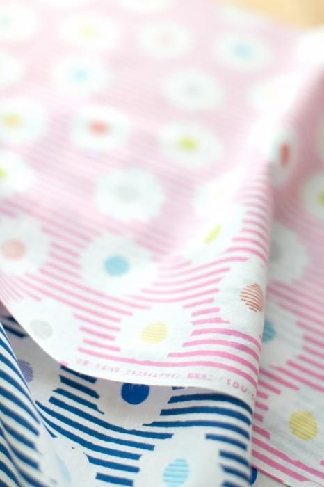 텍스타일 원단 （이세모멘: Tokuoka) / 흰색 국화, 반짝이는 색 (Shiragiku Hanadairo) <50cm>