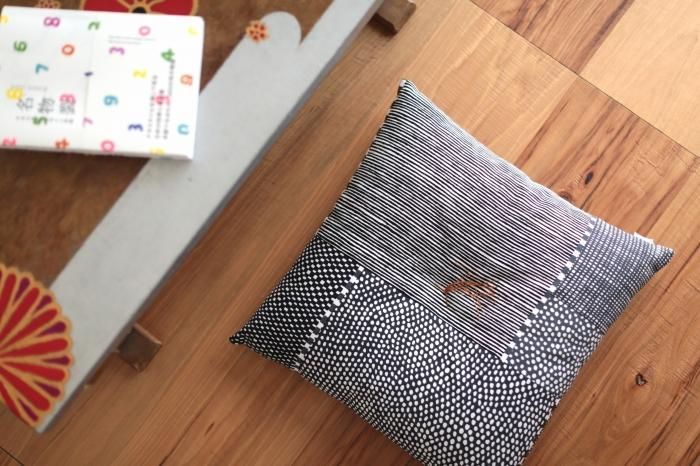 Sou ・ Sou Kyoto Cushion (toile n ° 8) / Sumiiro, couleur d'encre (Magasane Sumiiro) [※ livraison d'environ 3 semaines]