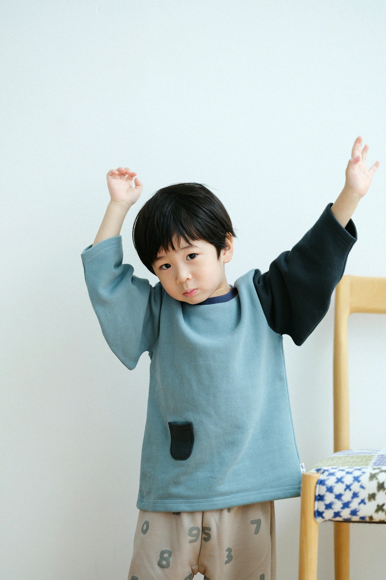 ●內起絨 圓弧袖上衣 背御守／藍綠色×深灰色