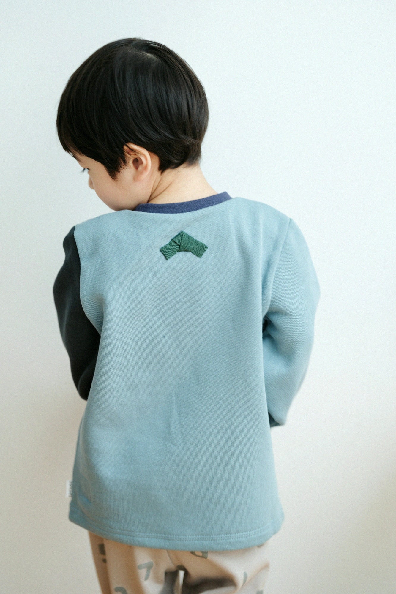 ●內起絨 圓弧袖上衣 背御守／藍綠色×深灰色