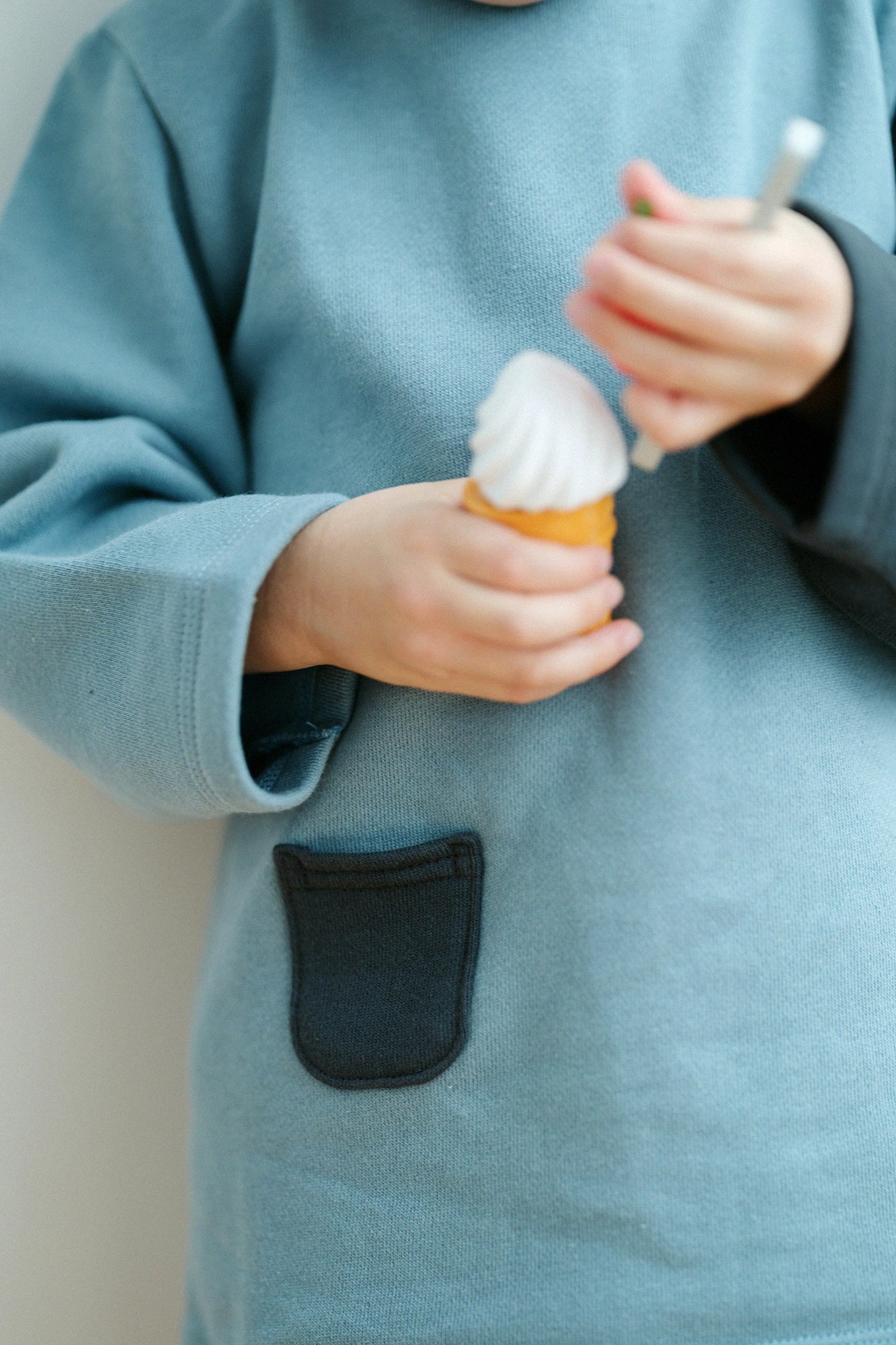 ●內起絨 圓弧袖上衣 背御守／藍綠色×深灰色