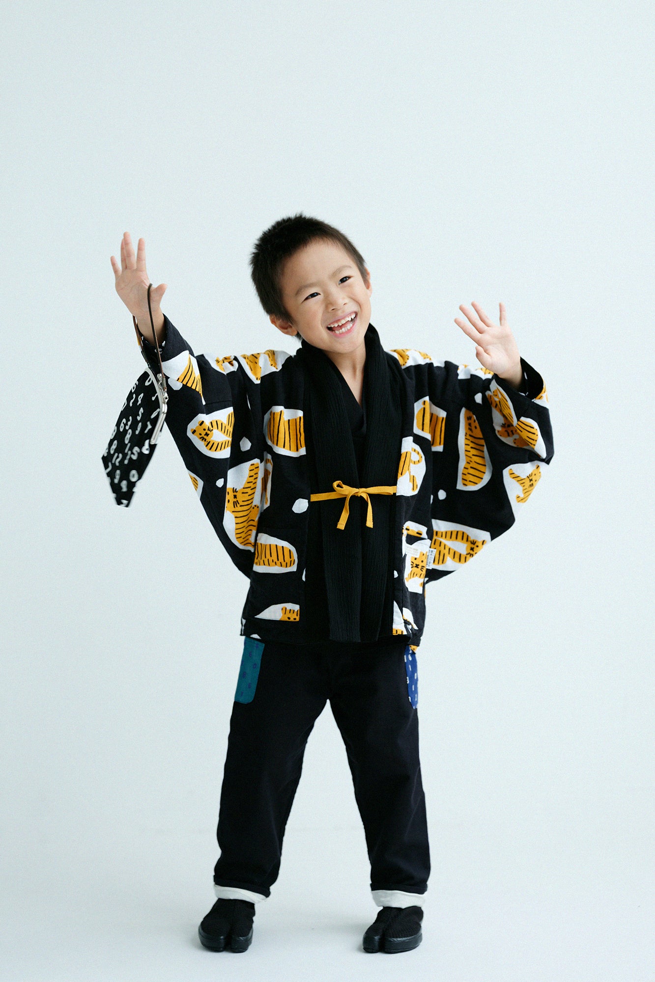 ● Bi-color V-neck Shirt / Black x SO-SU-U Kon 2