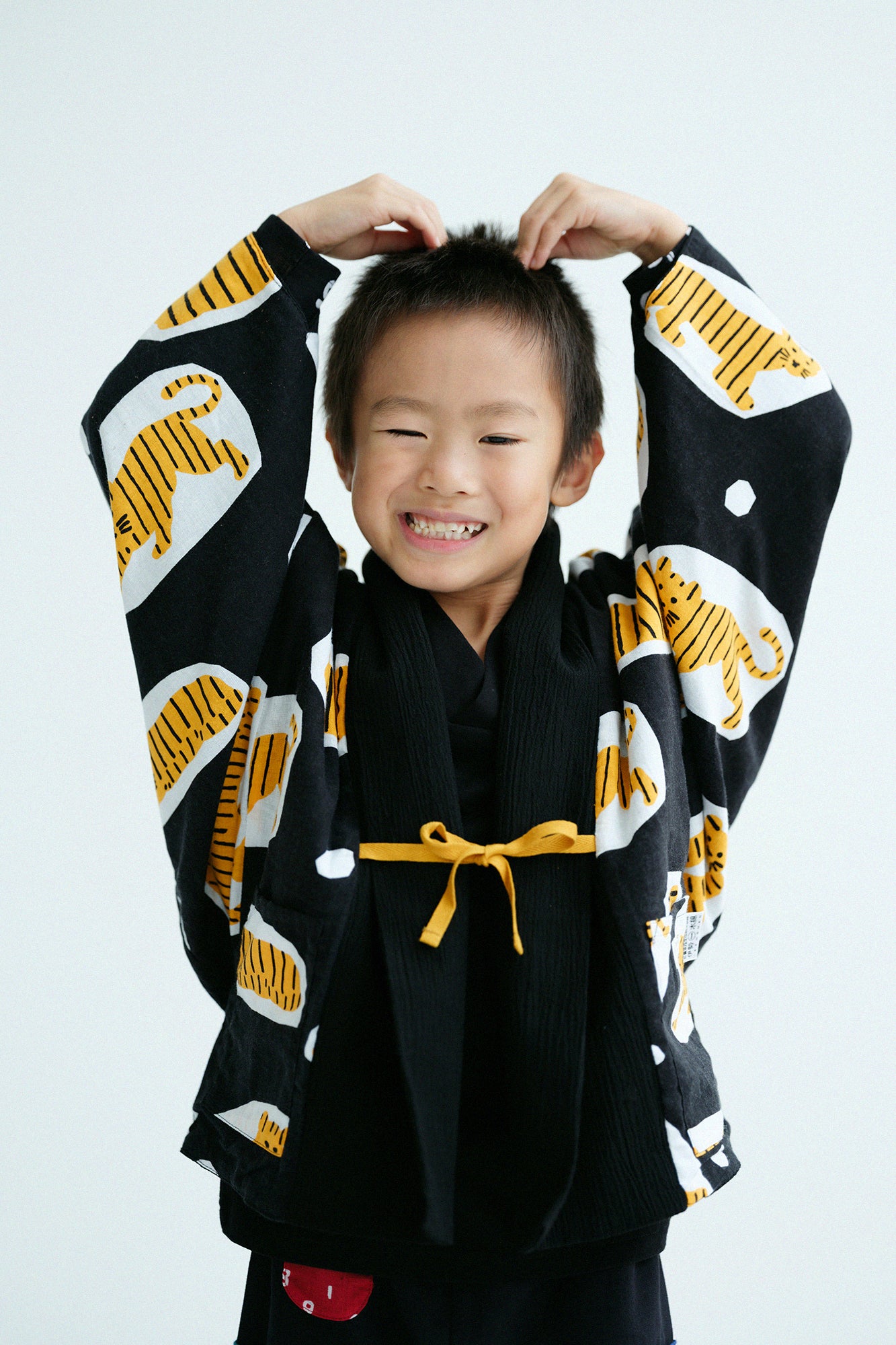 ● Bi-color V-neck Shirt / Black x SO-SU-U Kon 2