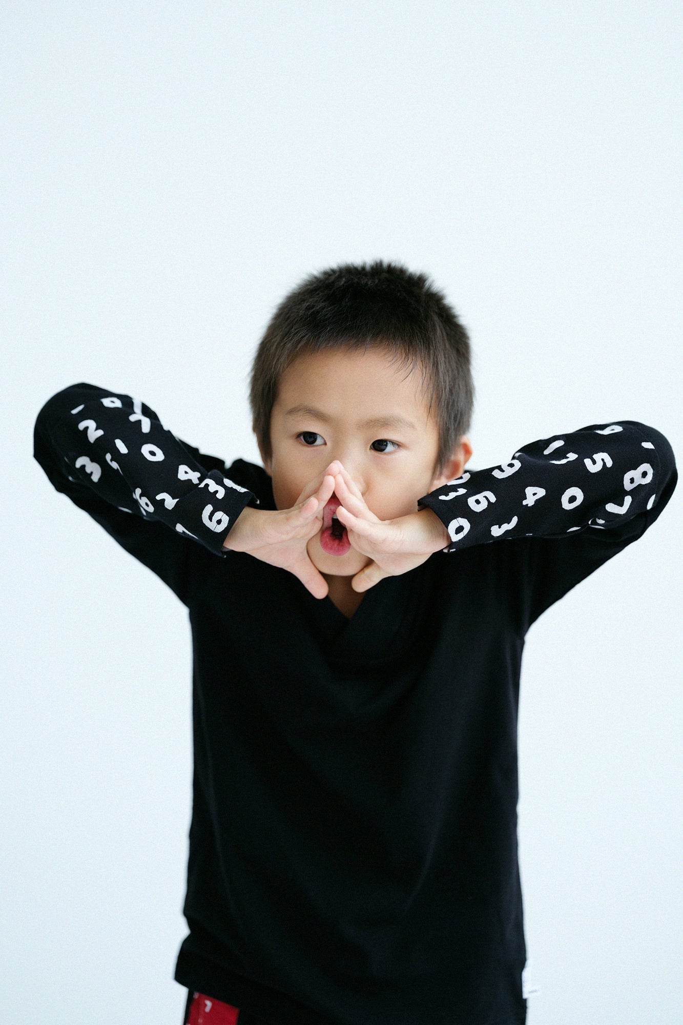 ● Bi-color V-neck Shirt / Black x SO-SU-U Kon 2