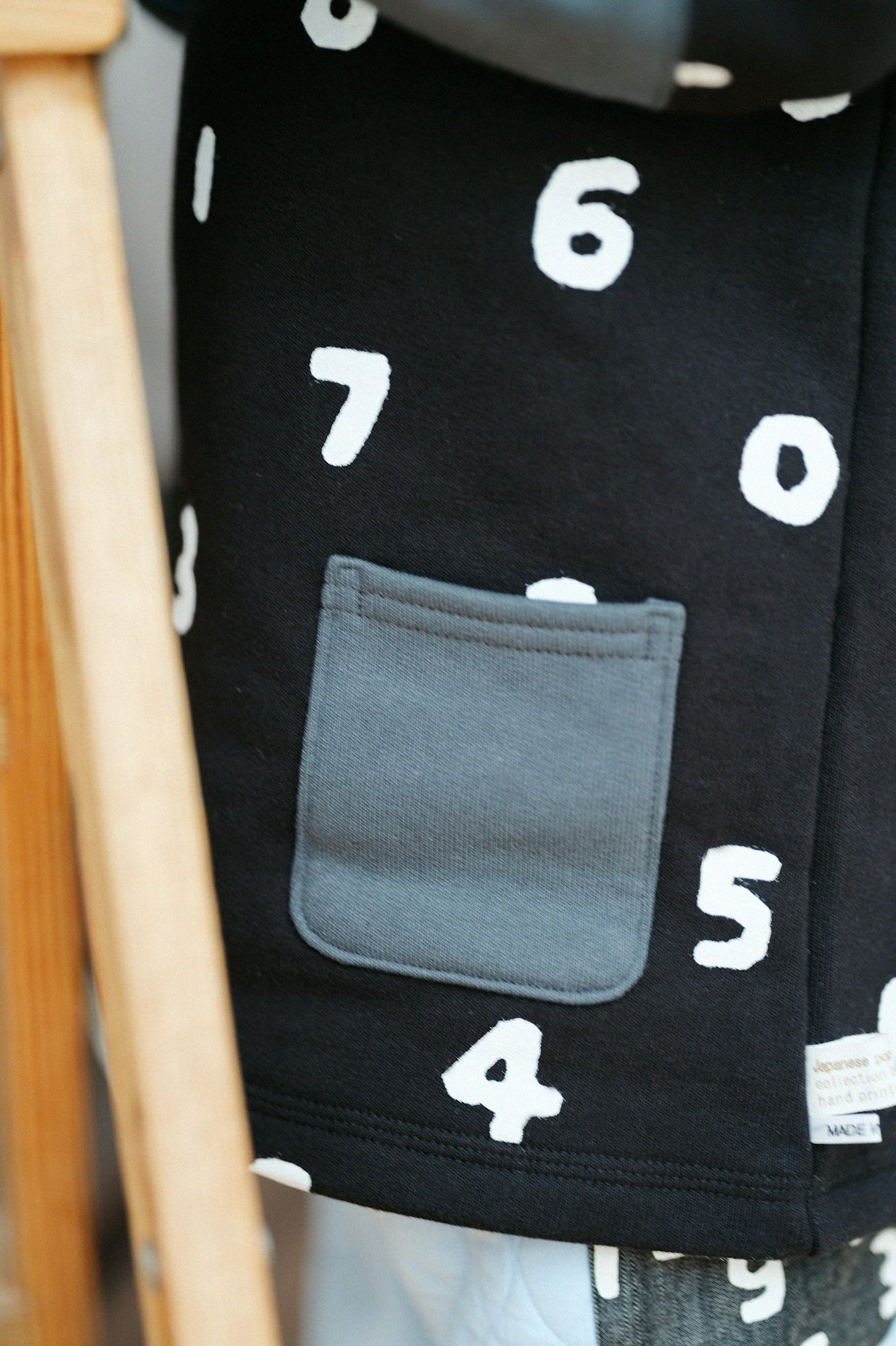 ●內起絨 雙色袖 方領上衣 袙／SO-SU-U 十數 黑色