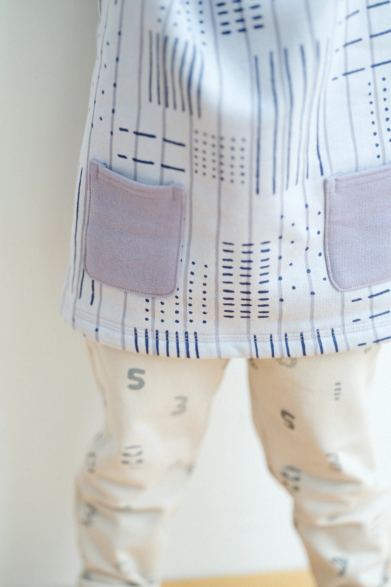 ●內起絨 雙色袖 方領上衣 袙／間隙條紋 淡藍色