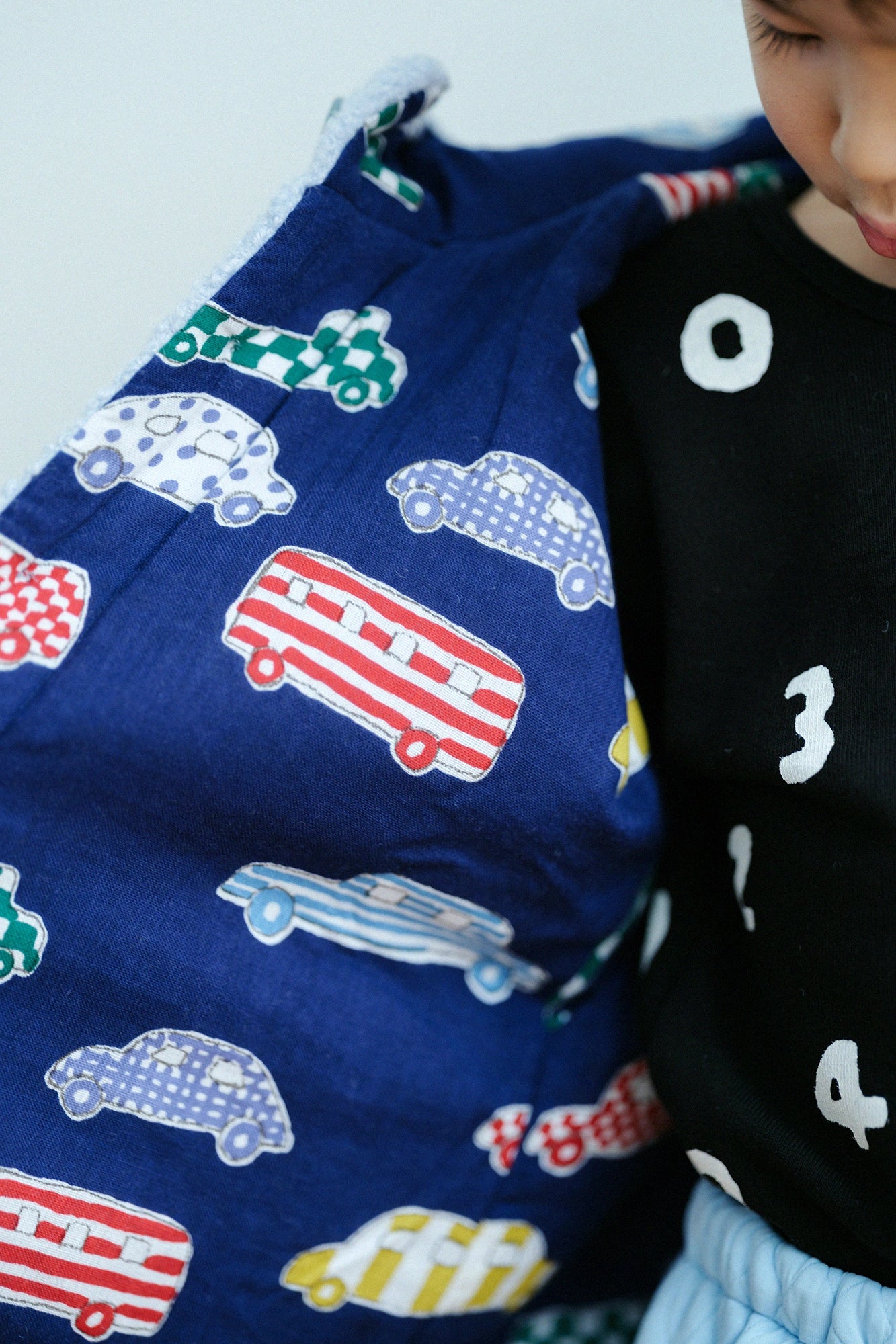 ●仿毛梯形袖連帽外套/淡藍色x汽車