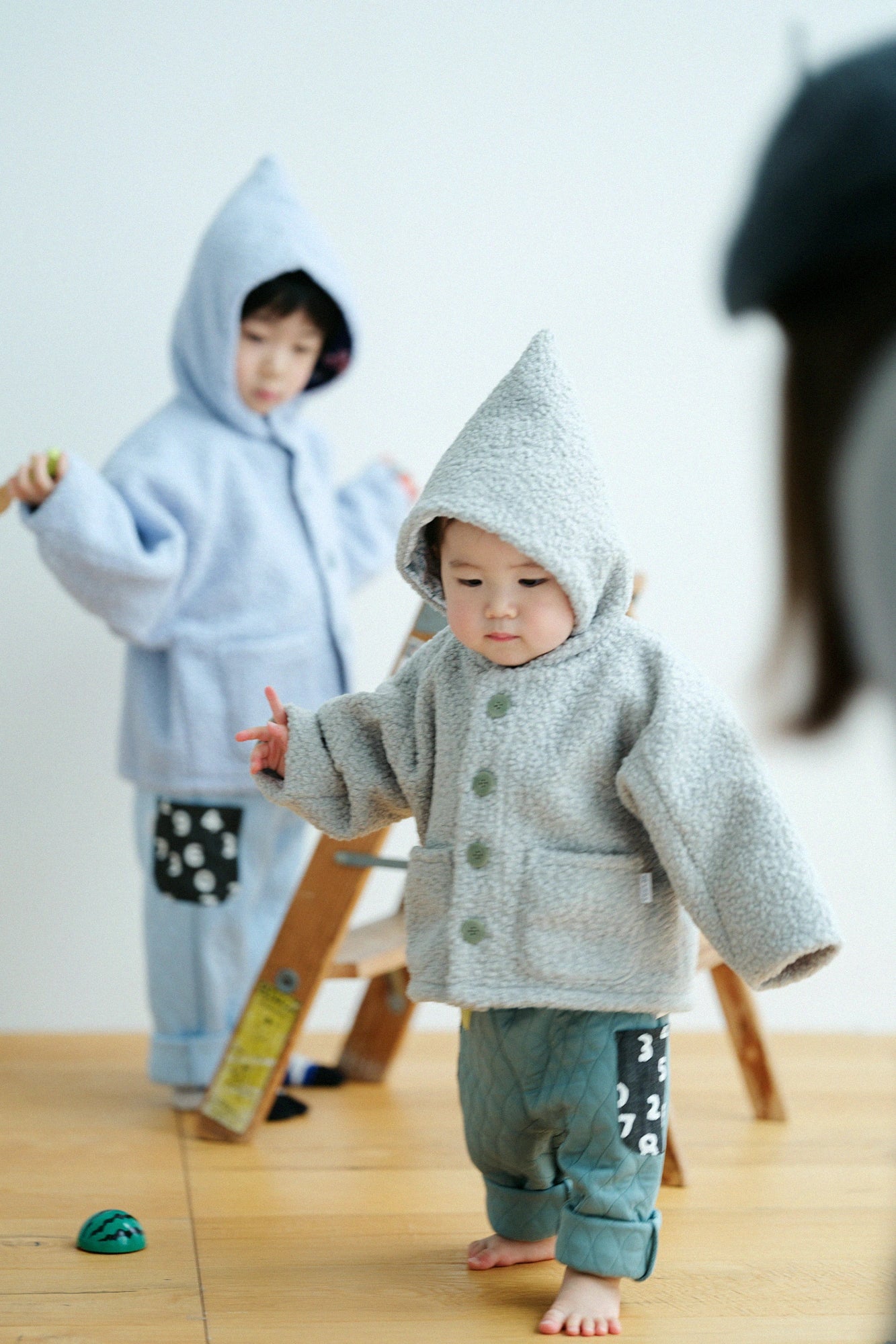 ●內抓毛 梯形袖連帽外套／藍綠色×鳥聲 白光