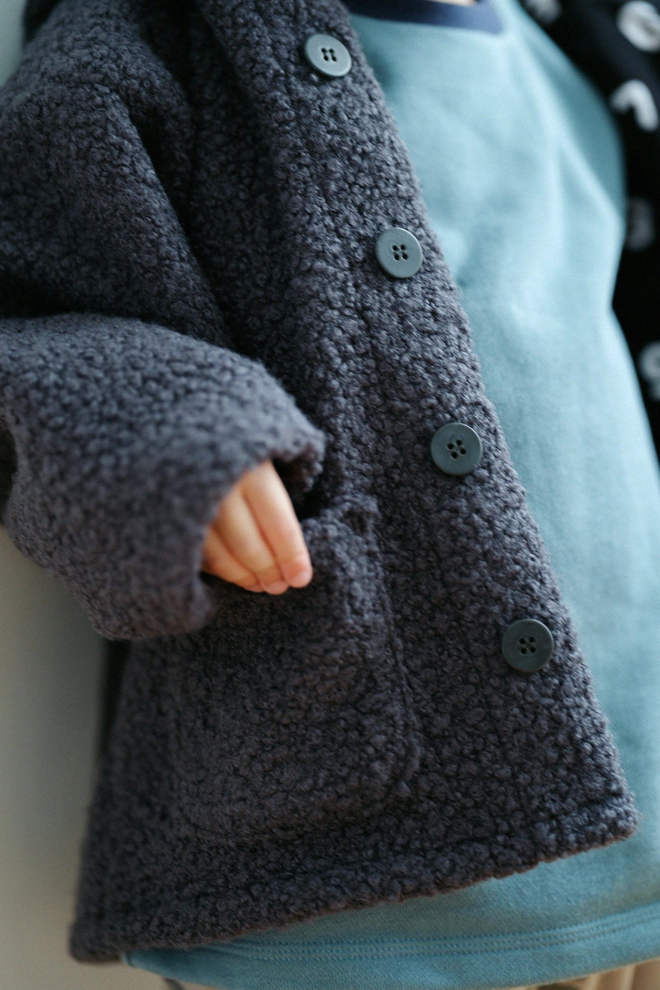 ●內抓毛 梯形袖連帽外套／深灰色×SO-SU-U十數 黑色